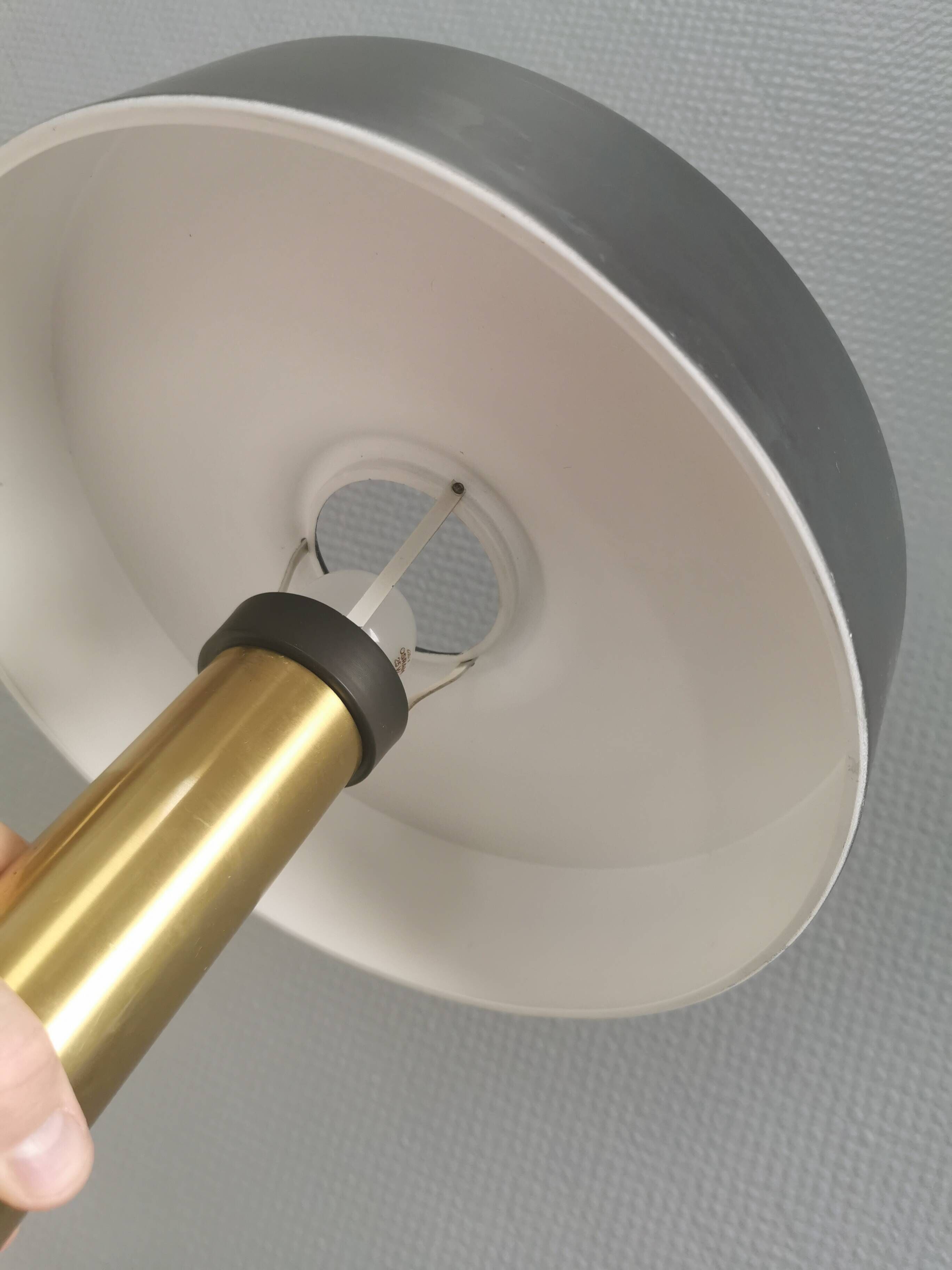 Lampe de table danoise avec une base en laiton massif et un abat-jour en métal laqué gris.