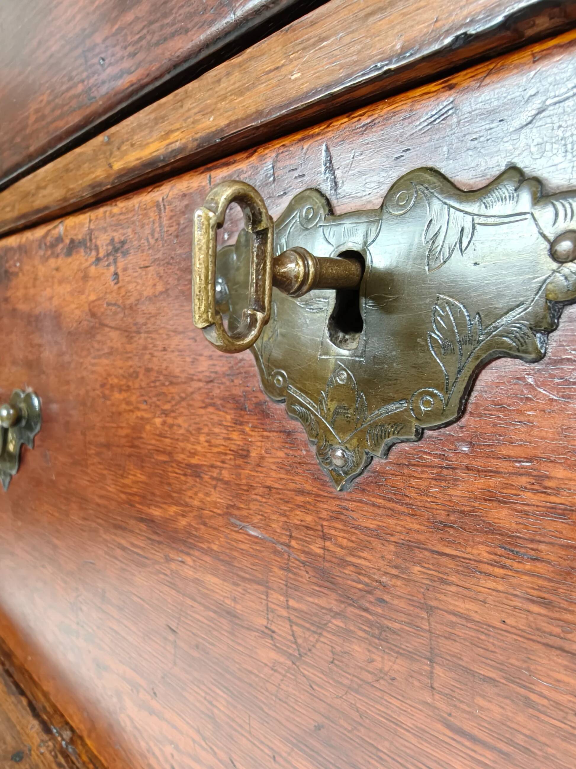 Commode haute de campagne George III / coffre sur coffre