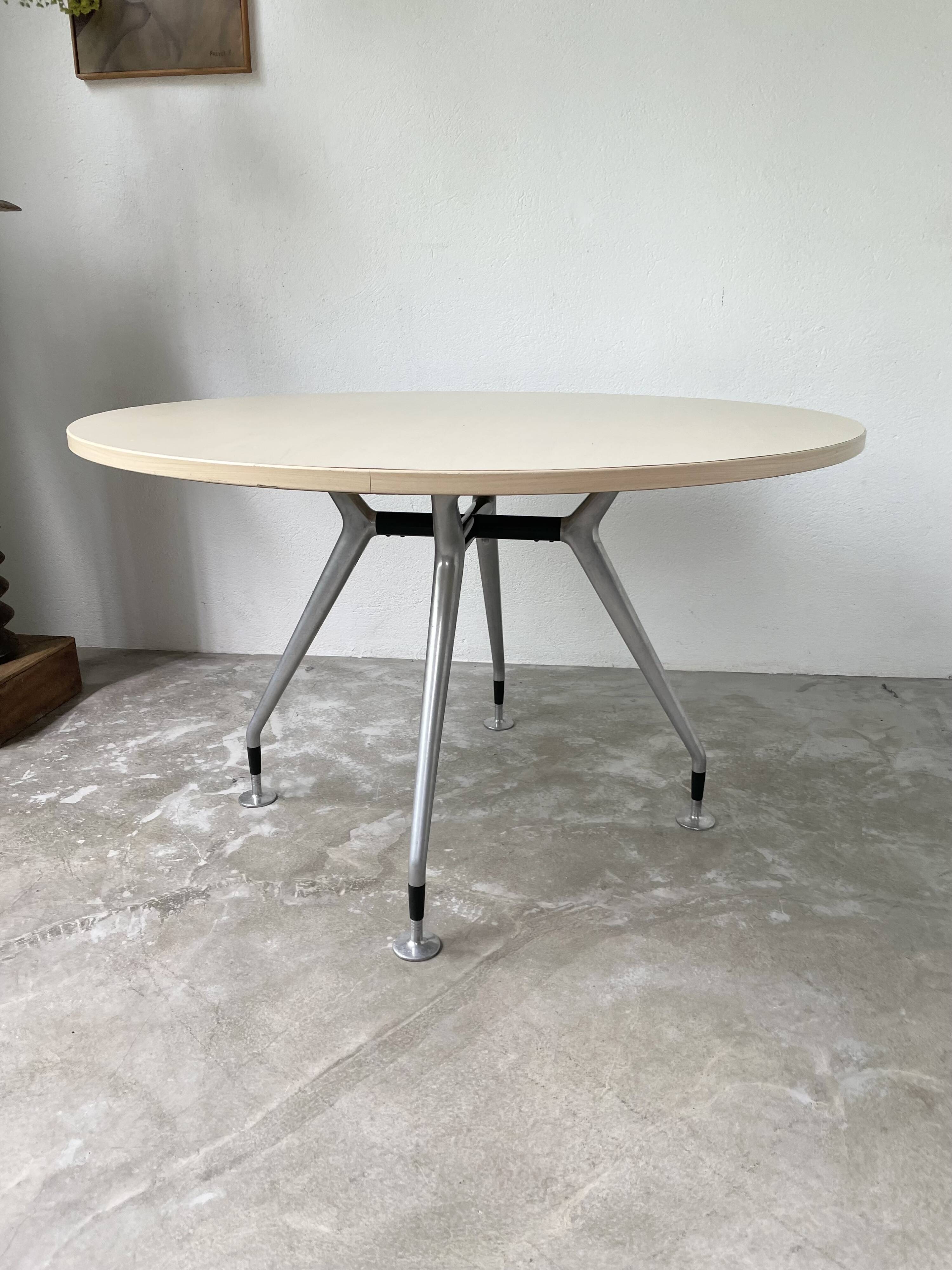 Tecno Nomos Round Table Brushed Metal