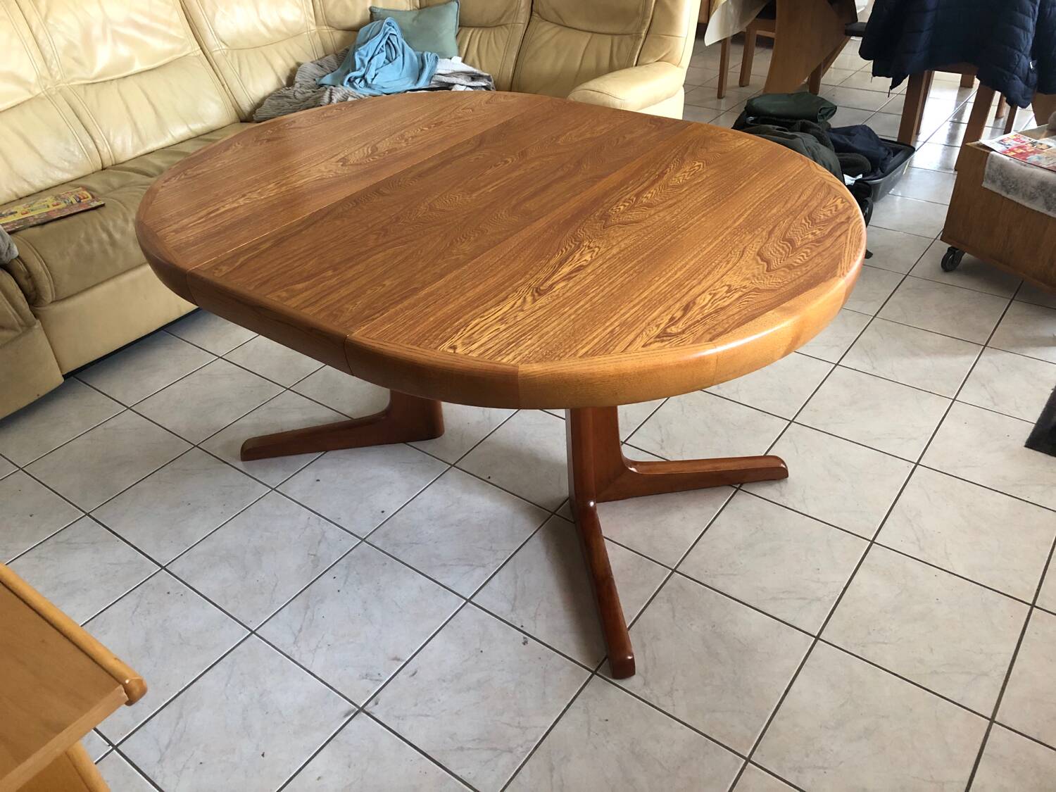 Baumann extendable round table