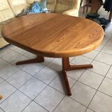Baumann extendable round table
