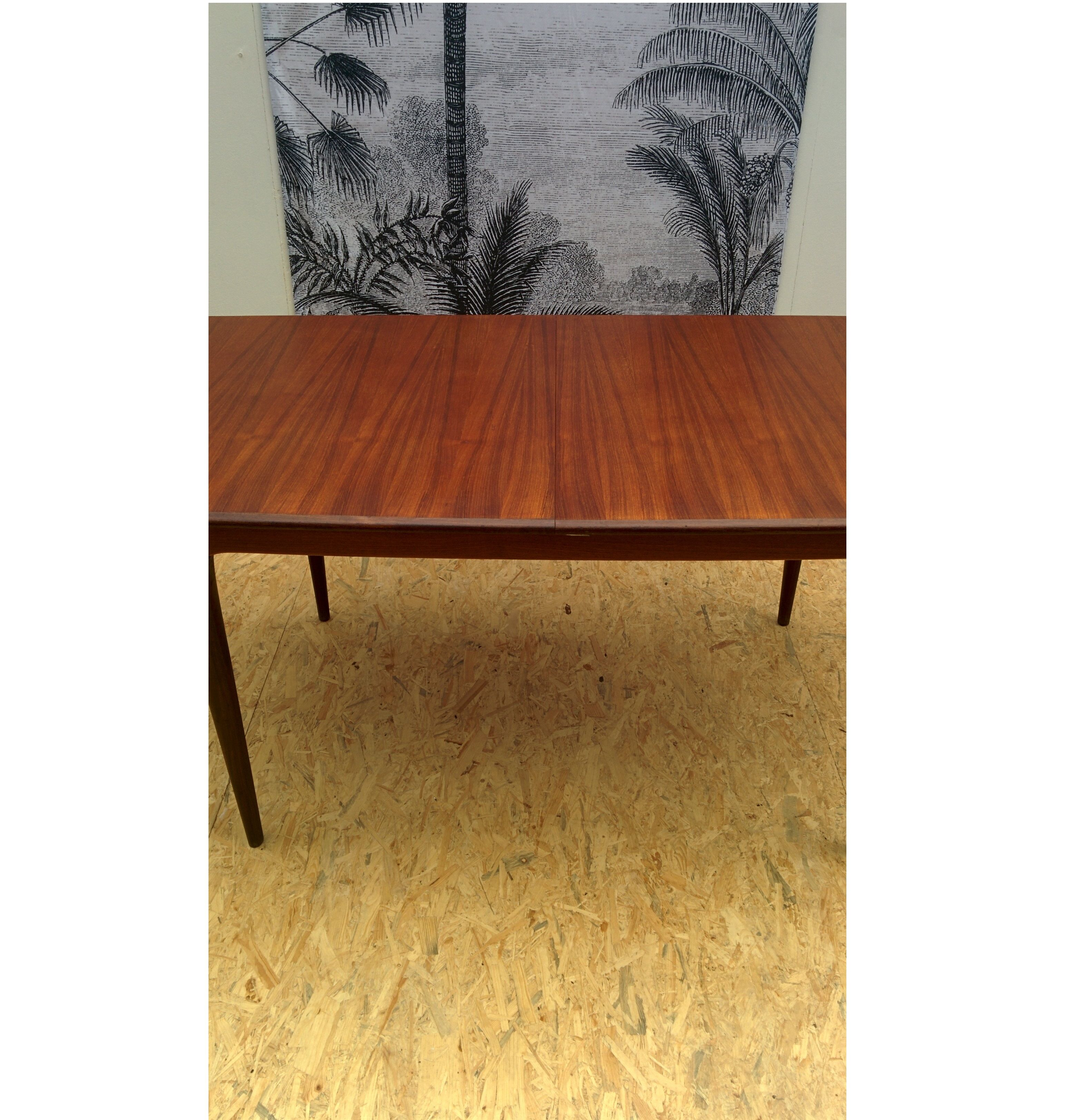 Extendable scandinavian table