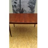 Extendable scandinavian table