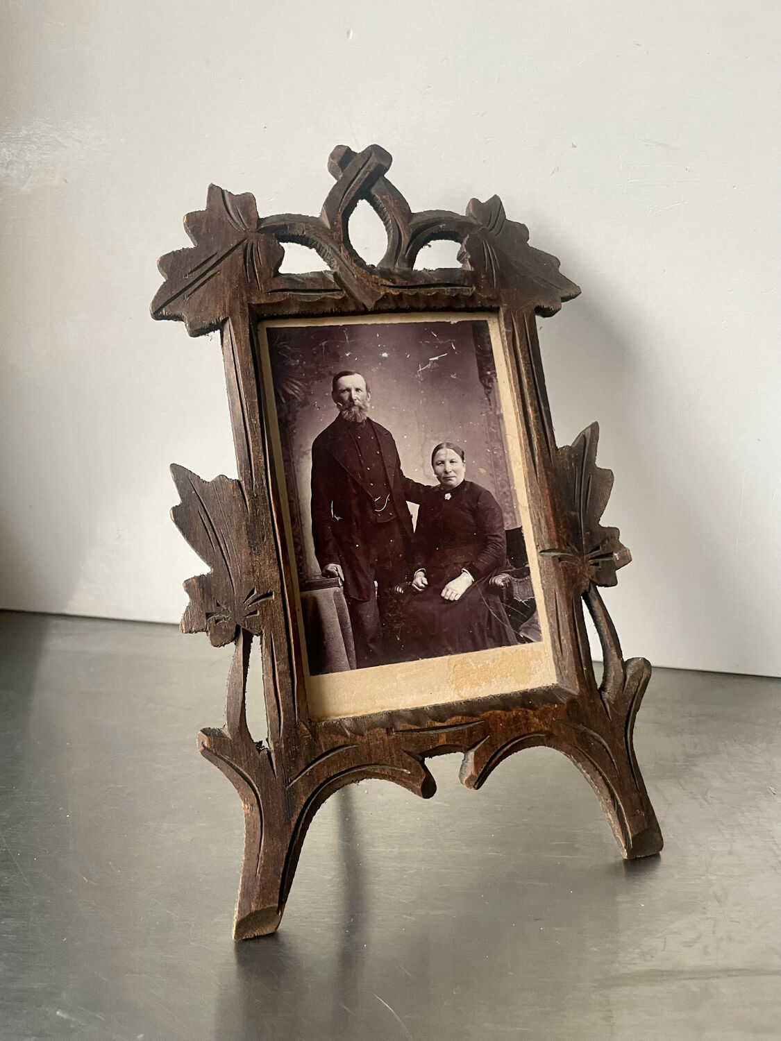 Frame in carved wood