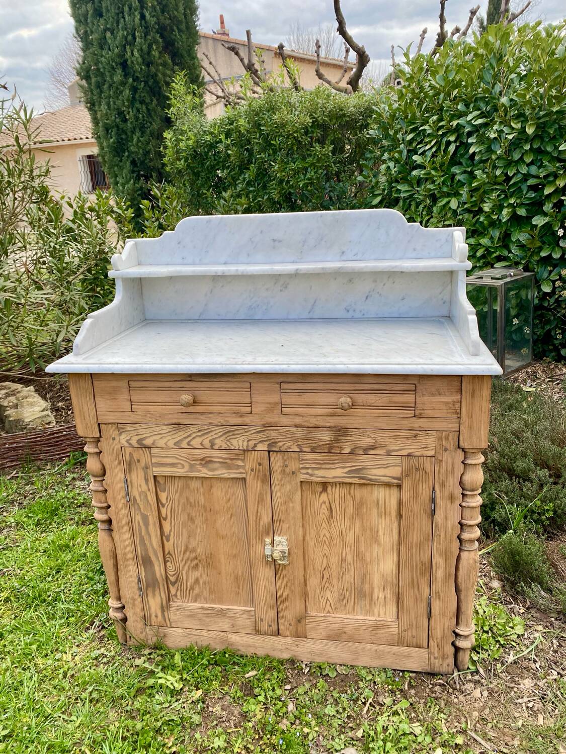 Meuble de toilette en marbre