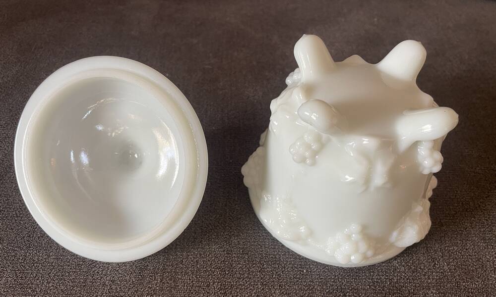 Bonbonnière or sugar bowl in white opaline portieux table art.