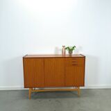 Teak kast met schuine poten en lades uit Zweden