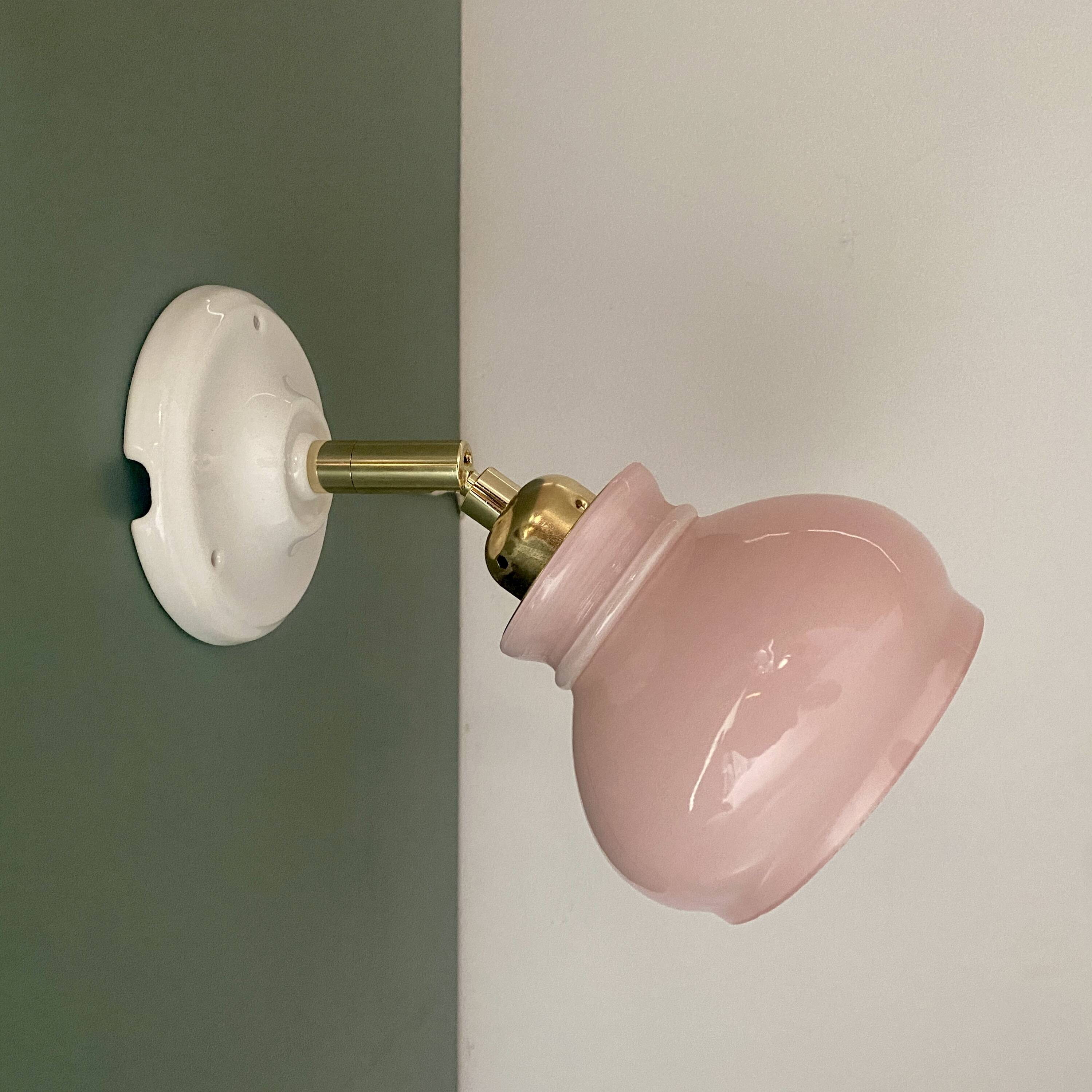 Applique abat-jour vintage en opaline rose.