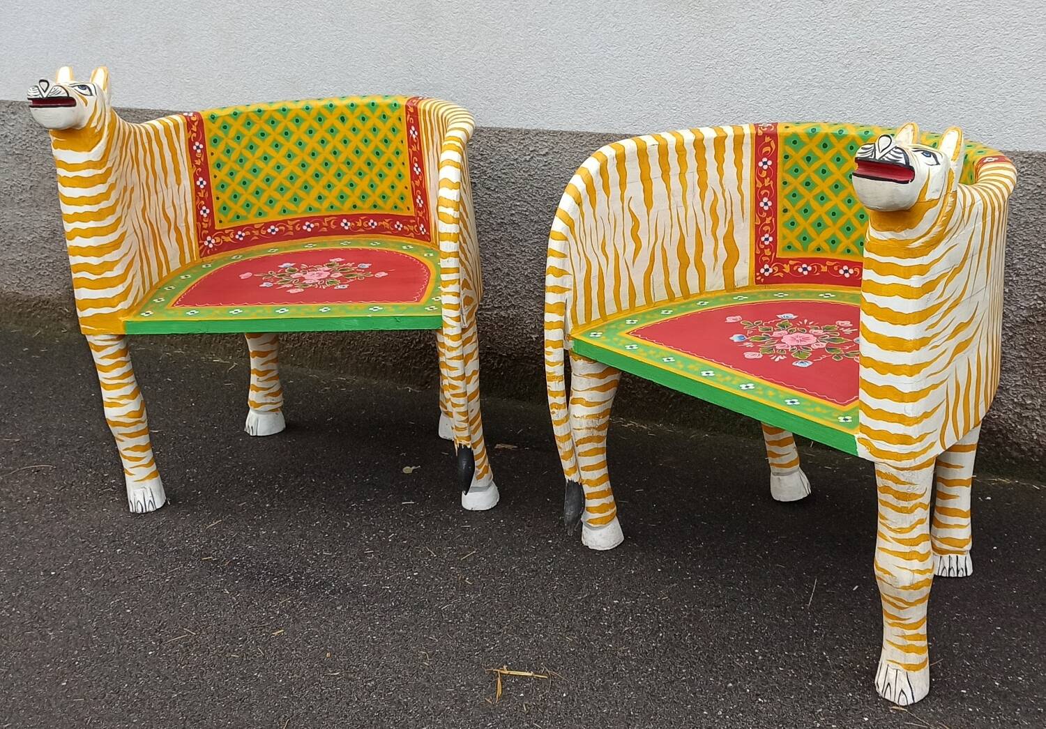 Paire de fauteuils en bois apparence "tigre"