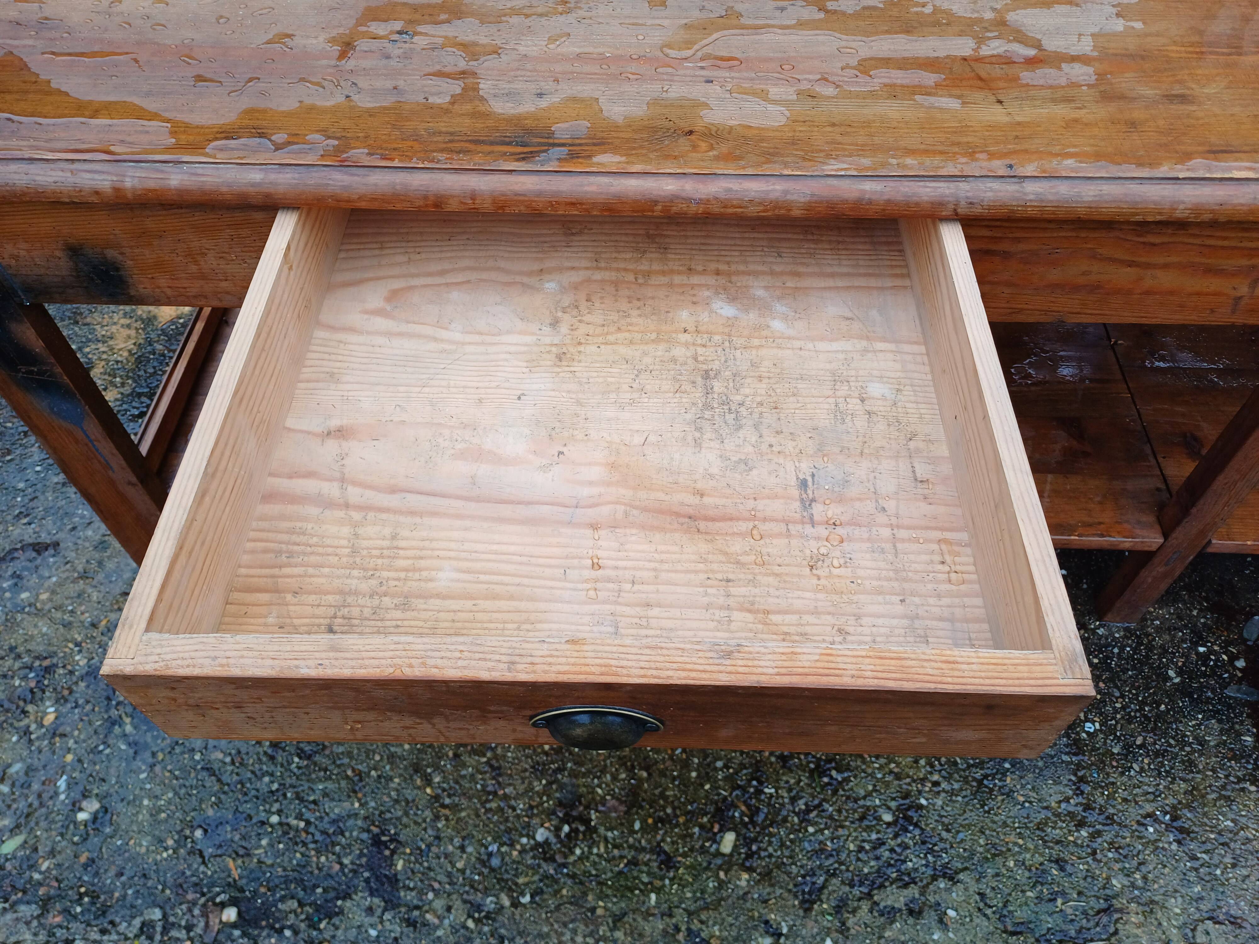 Table de drapier en pin , 2 tiroirs .