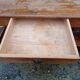 Table de drapier en pin , 2 tiroirs .