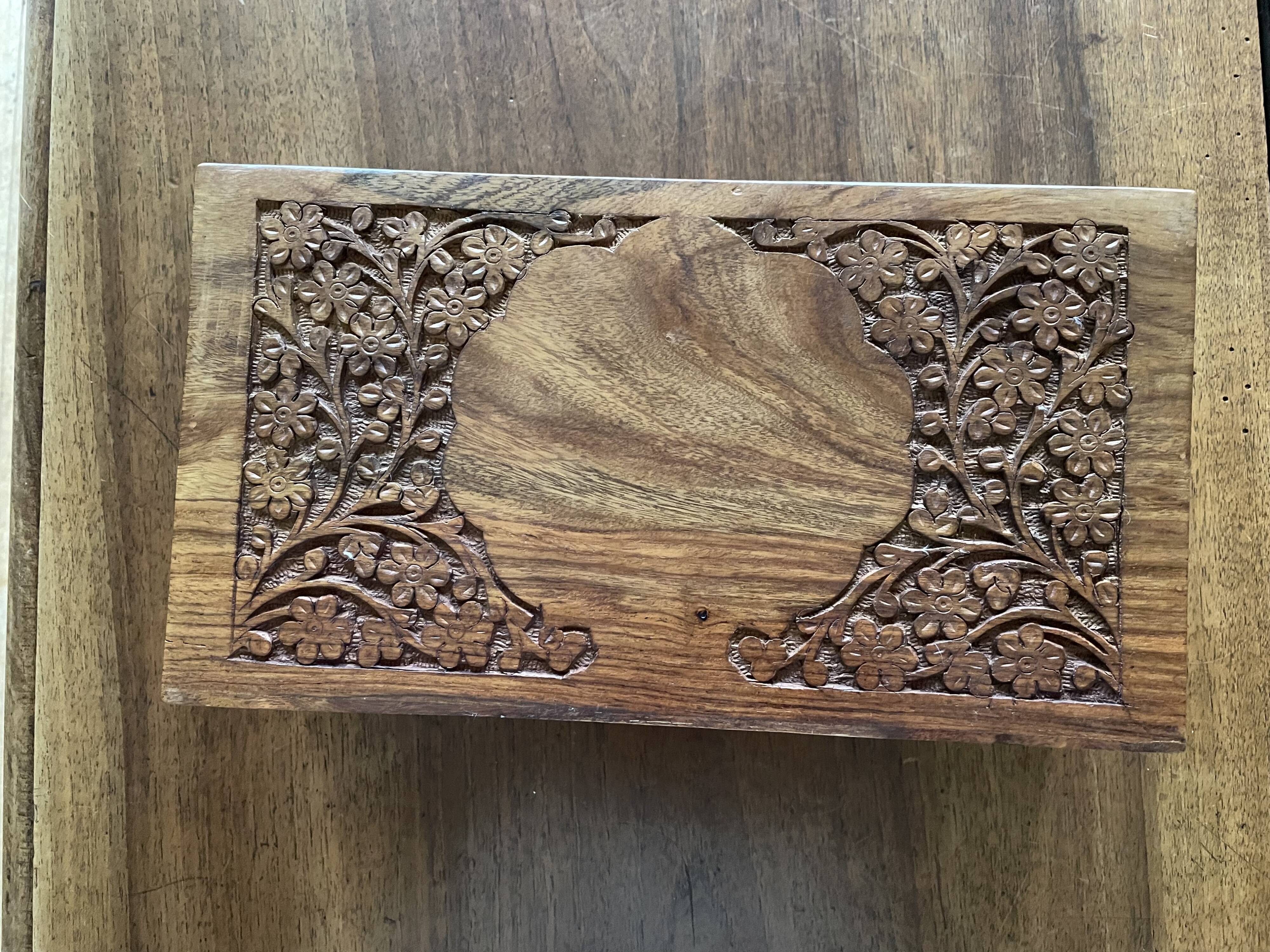 Porte courriers en bois sculpté