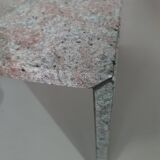 Table basse en granit de forme libre, façade ondulée graduée. Hollande '70