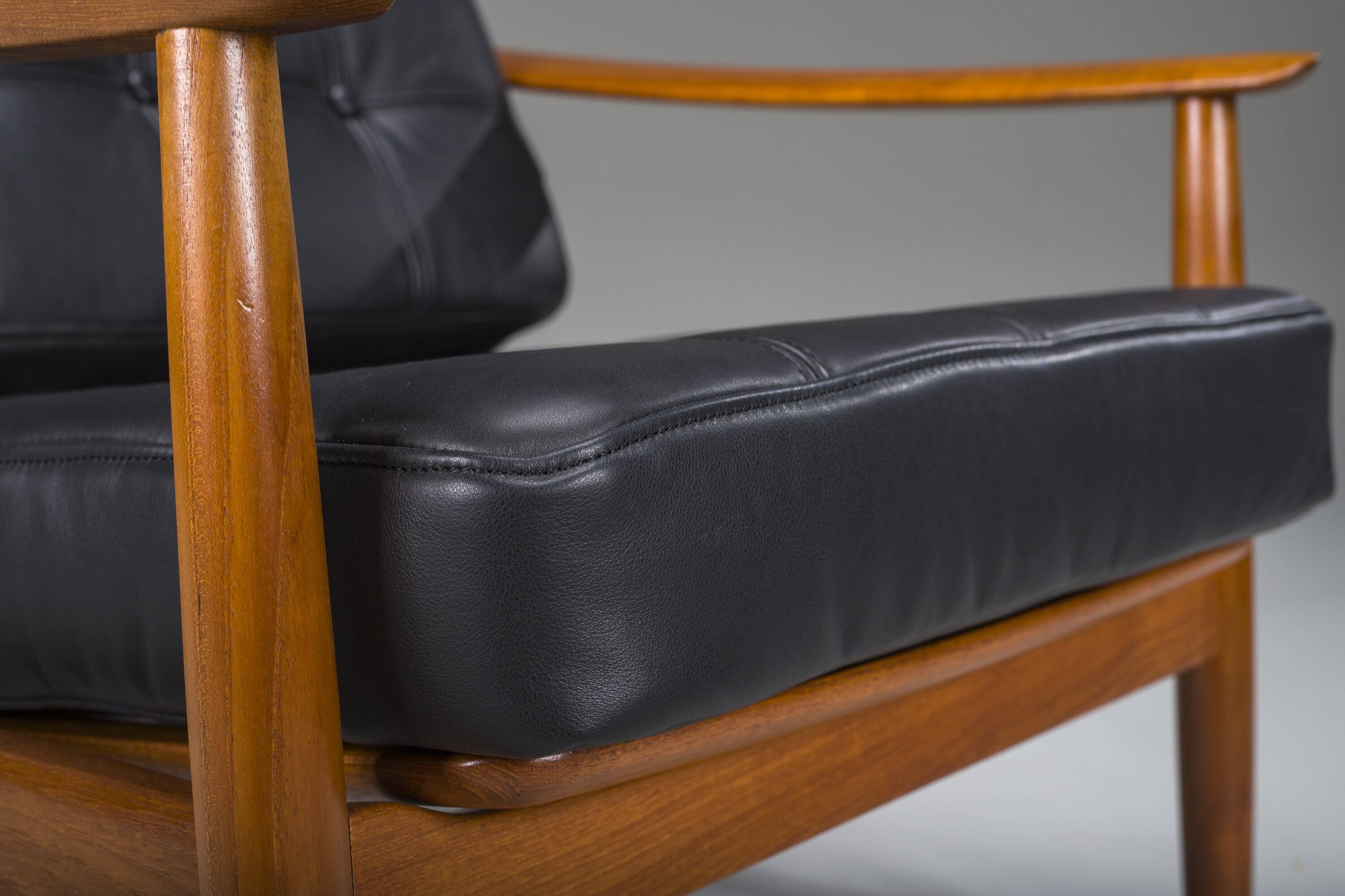 Mid-Century Modern FD 164 Armchair in Teak and Black Leather by Arne Vodder