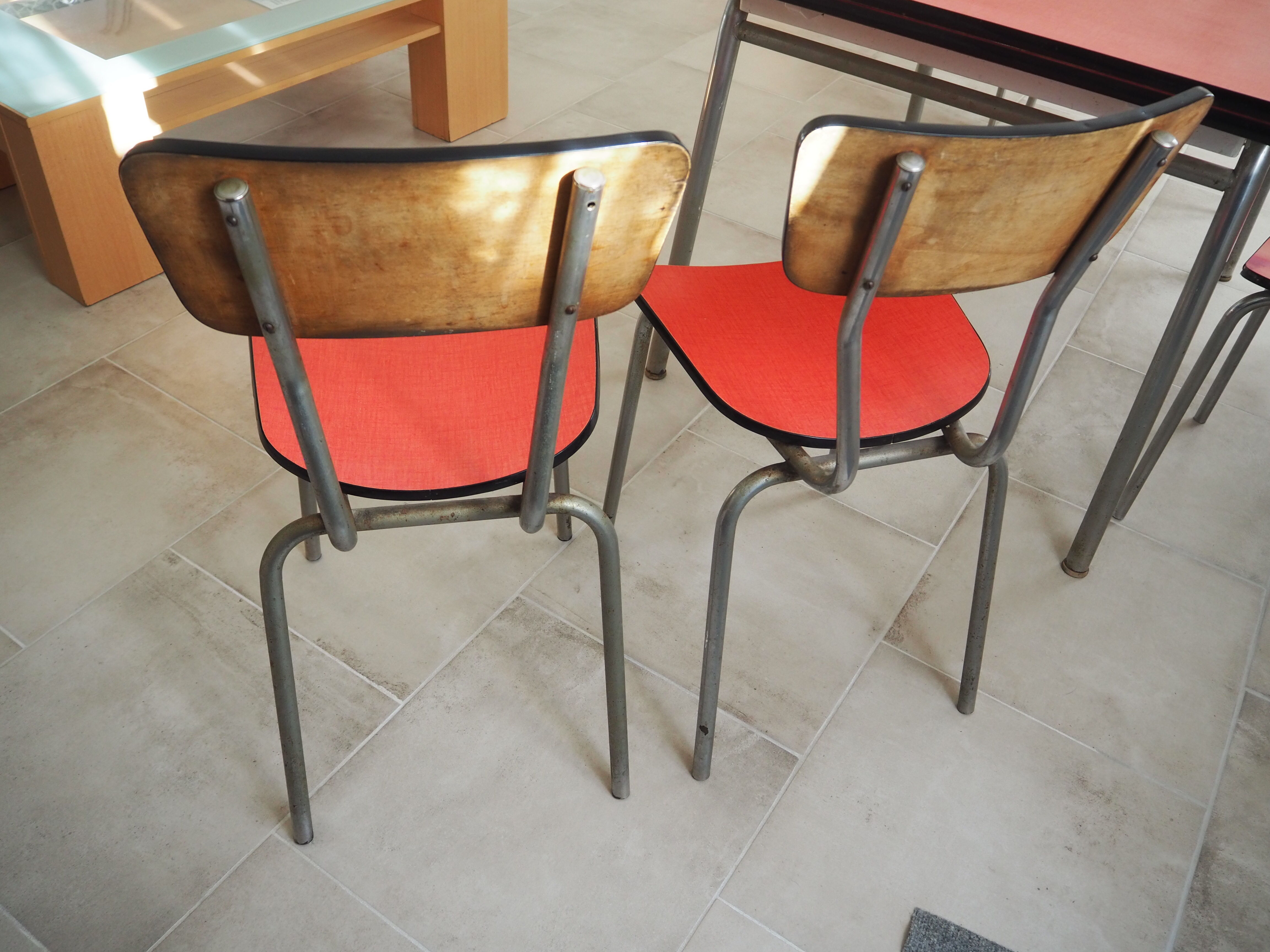 TABLE with two Italian EXTENSIONS and its 6 vintage CHAIRS of the 1970s in red color