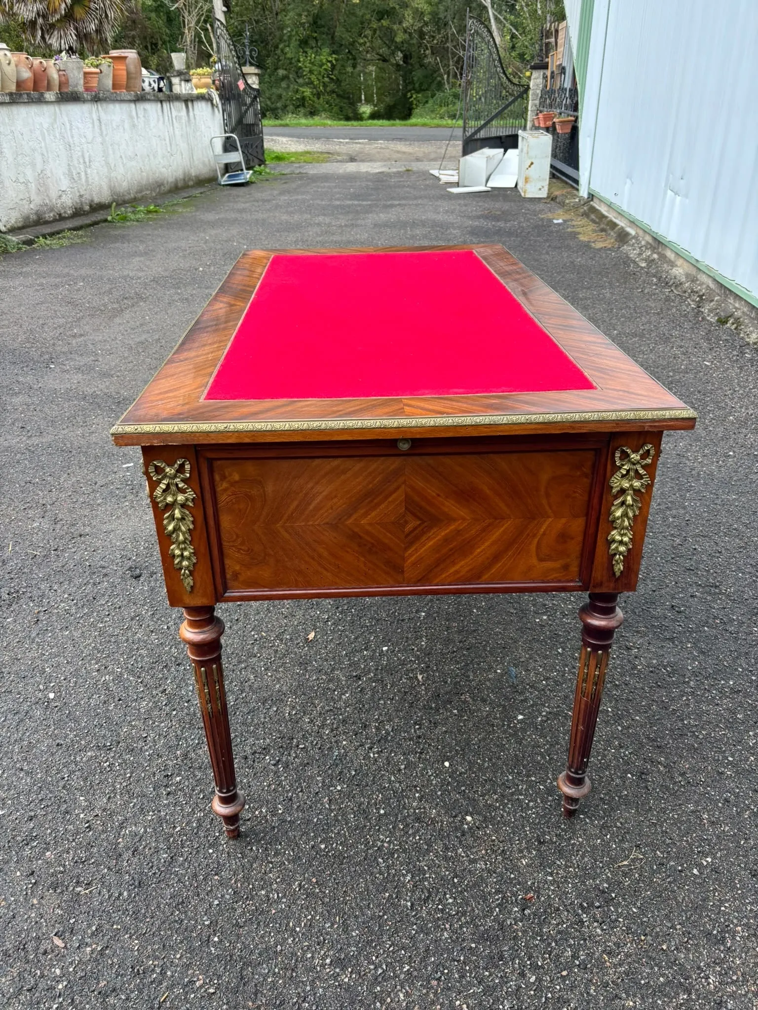 Elegant flat desk in Louis XVI style made of marquetry wood.