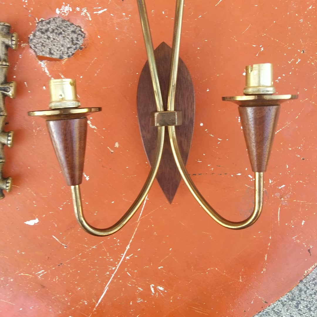 Scandinavian style wall light in gilded metal and Wenge wood, circa 1960