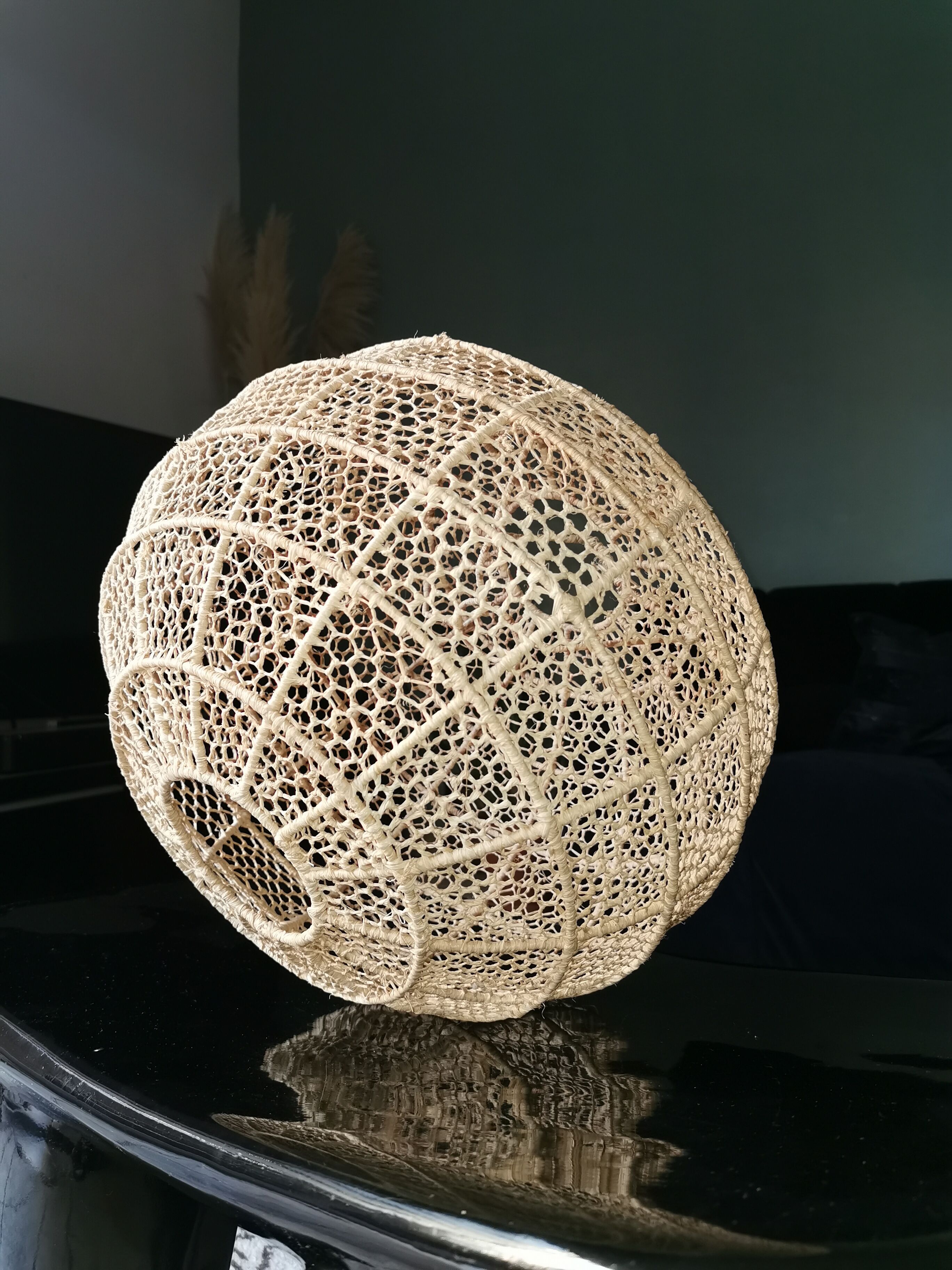 Suspension in raffia