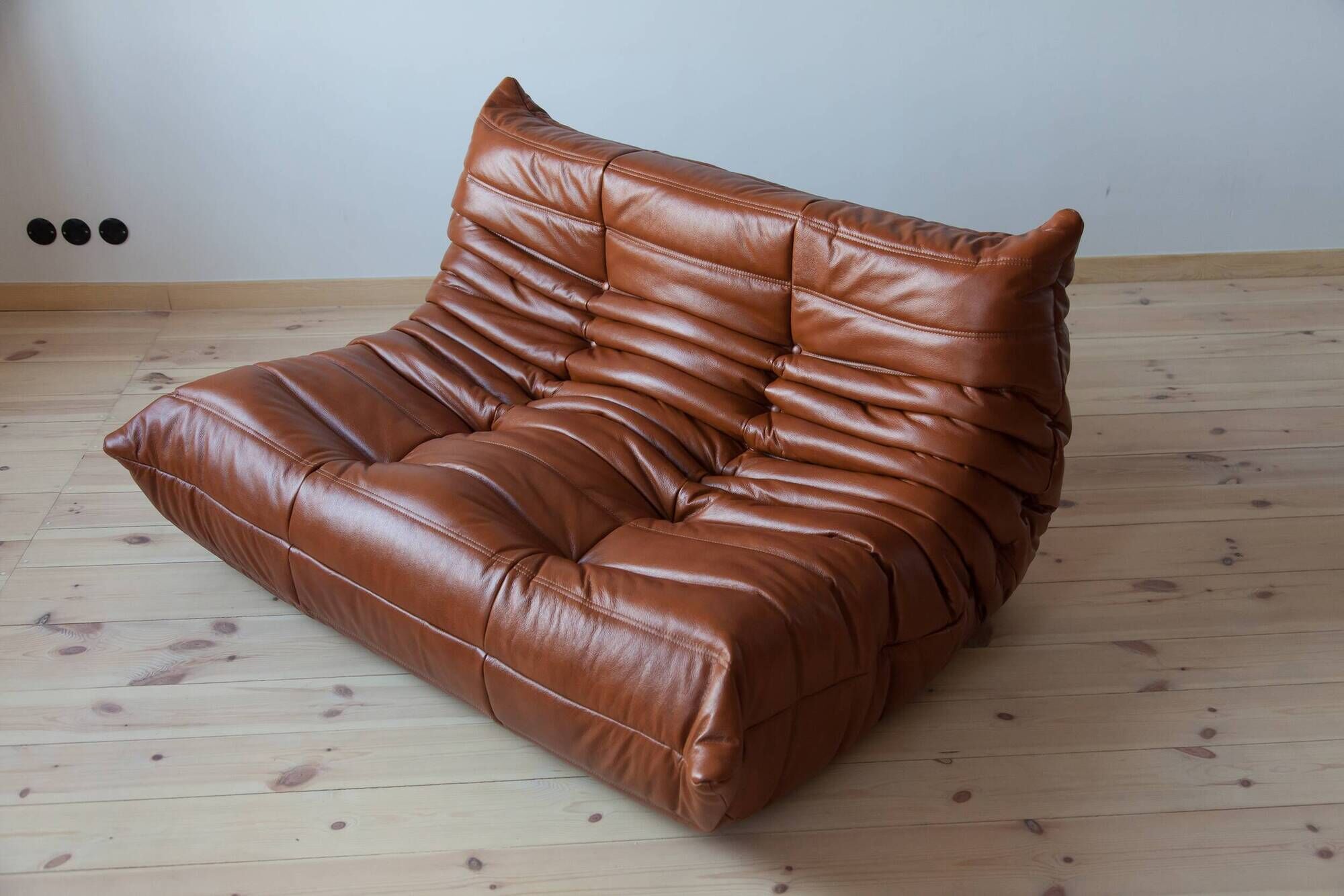 Ensemble Togo de canapé 2 places, fauteuil et pouf en cuir marron whiskey.