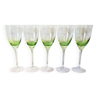 5 stemmed glasses