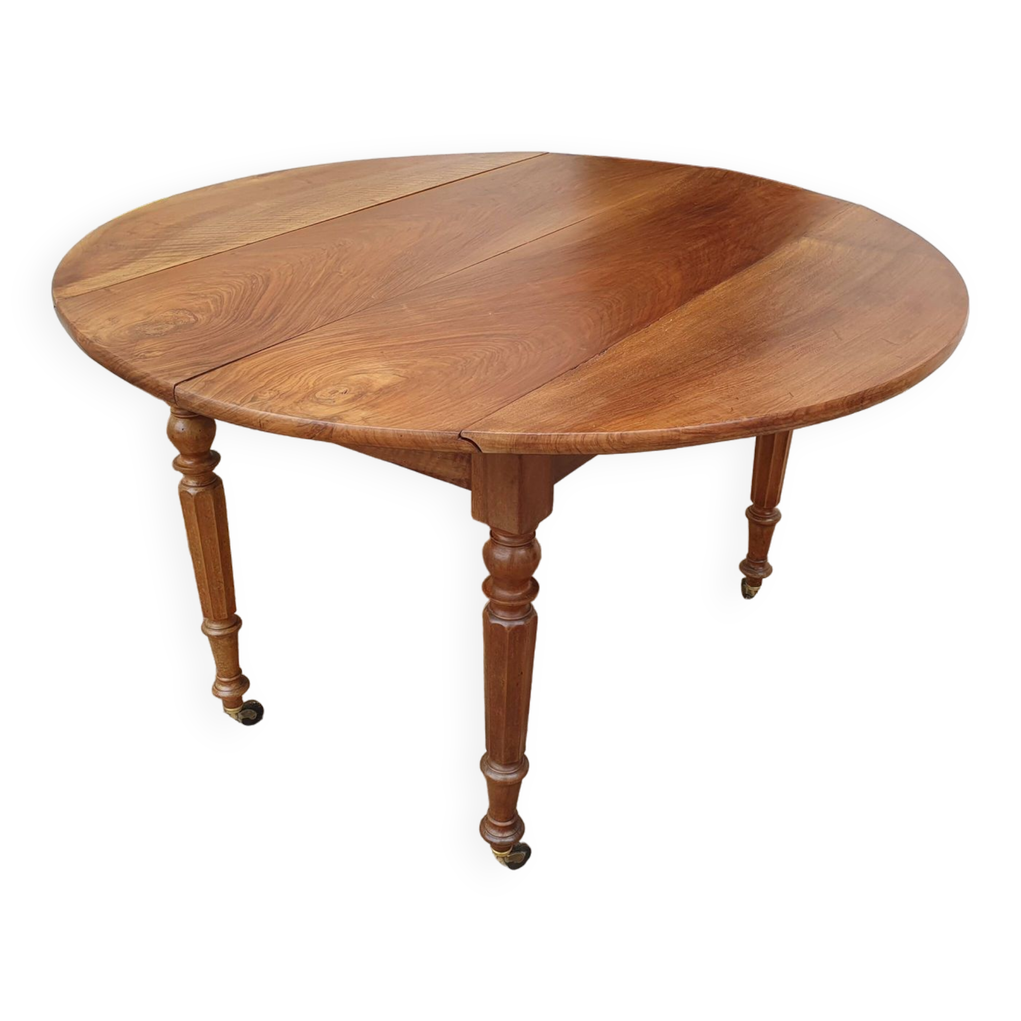 Round extending table in solid walnut, 19th century