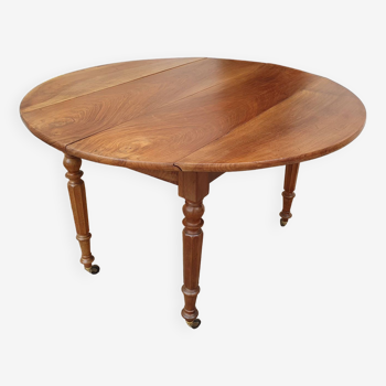 Round extending table in solid walnut, 19th century