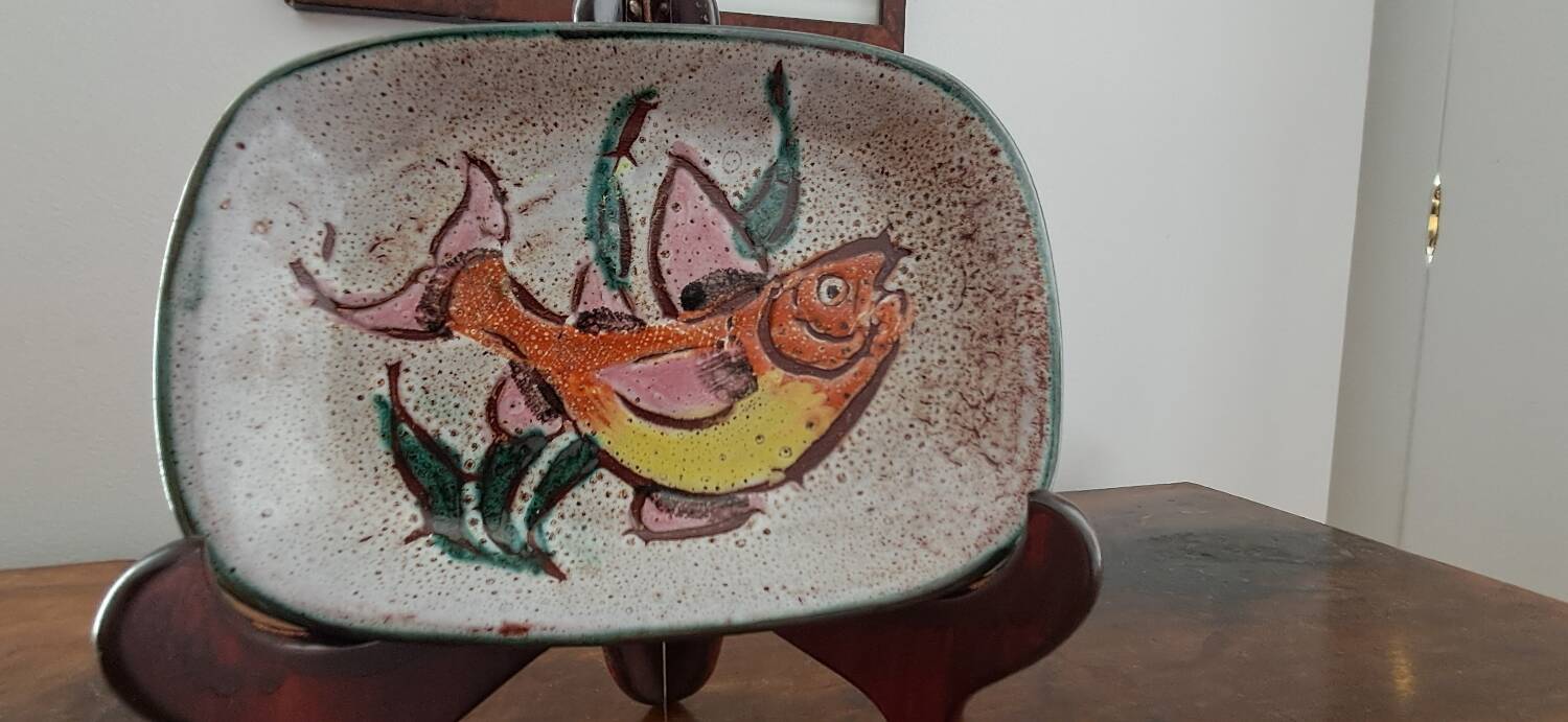 Plat Vallauris, années 60-70. Décor de poisson