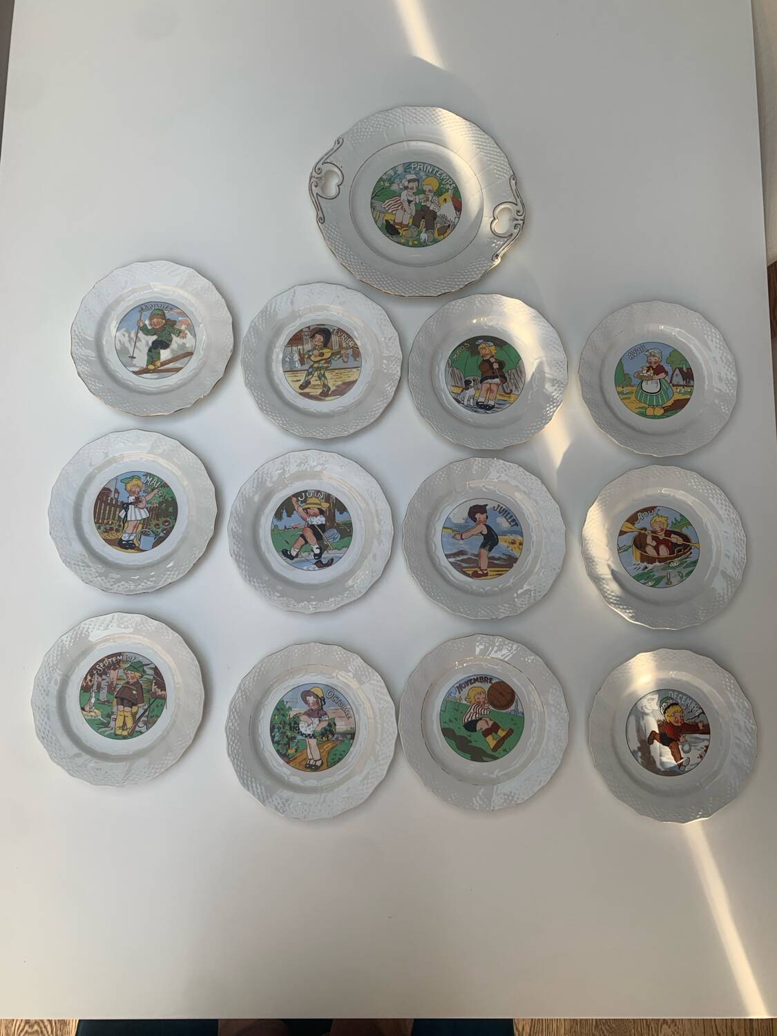 Series 12 months of the year and its dish Moulins des loups Hamage