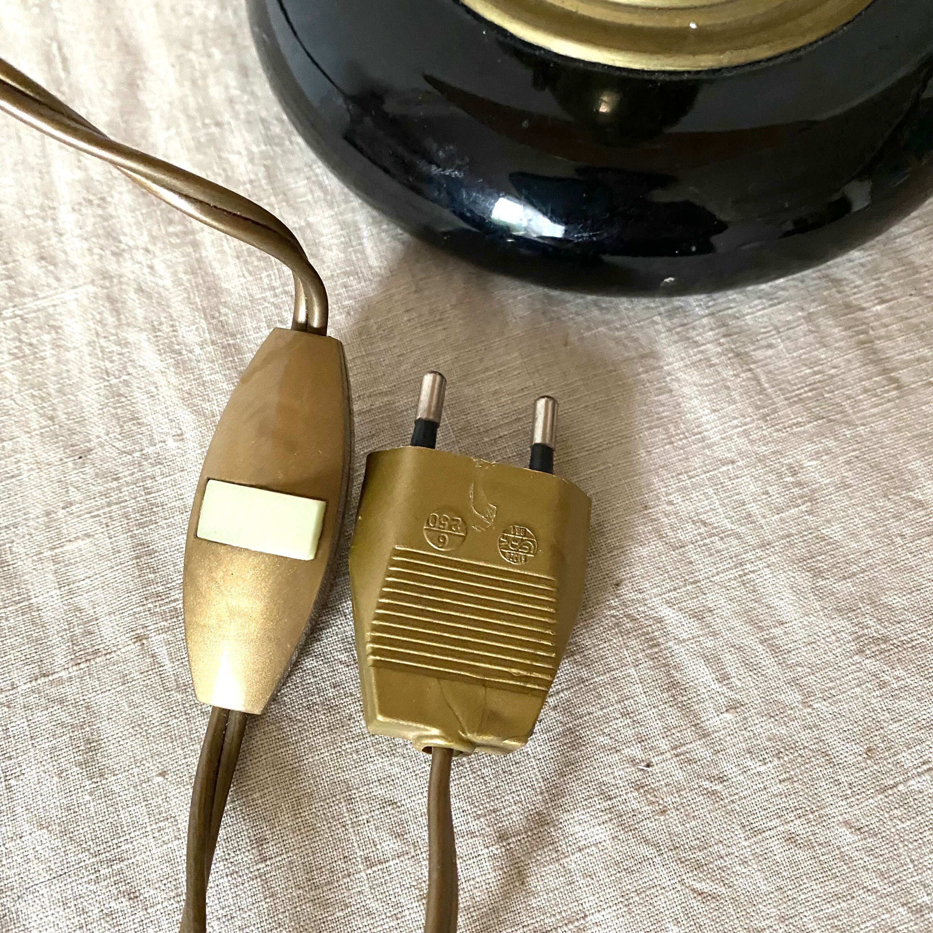 Antique living room lamp in bronze and ceramic