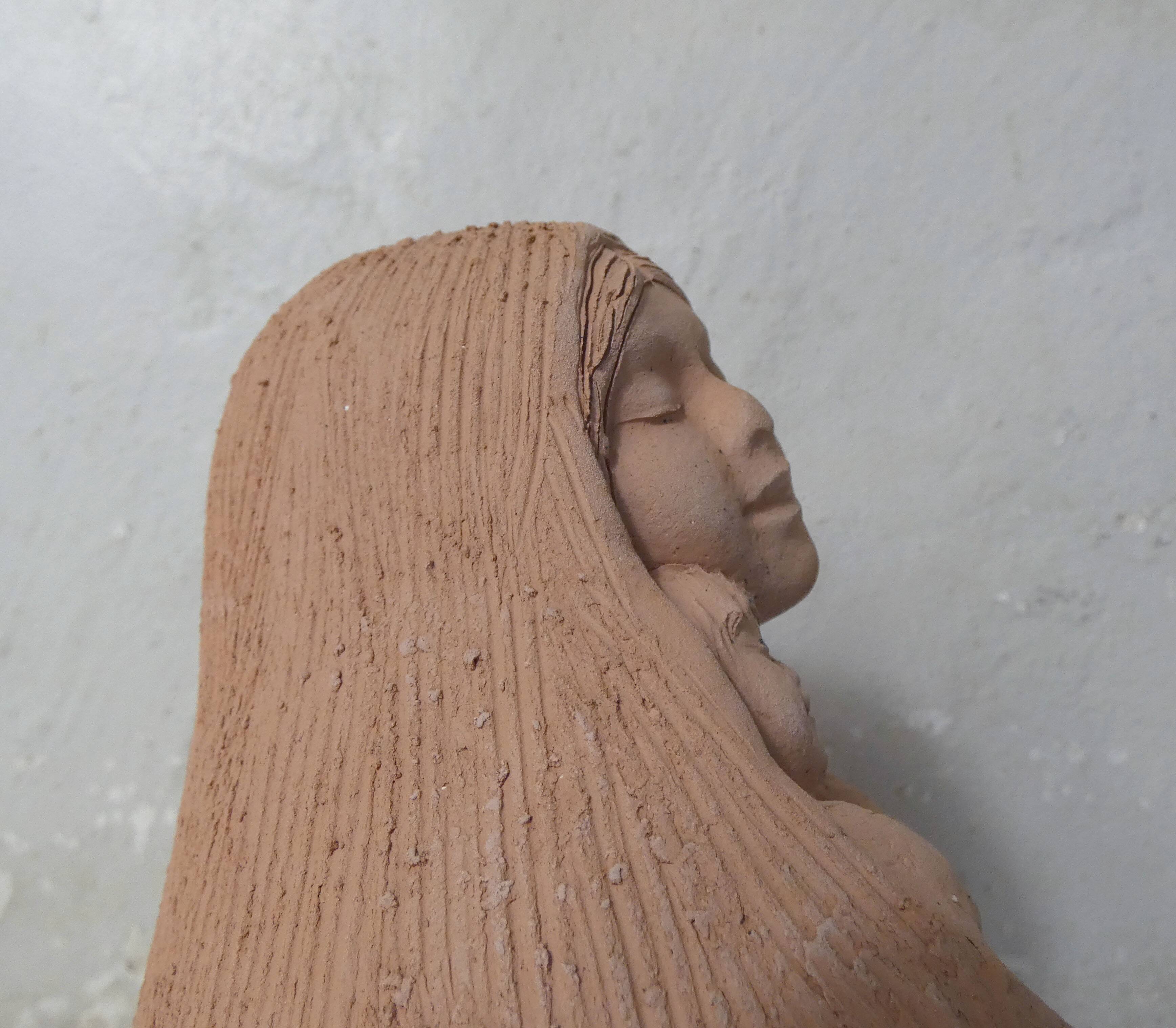 Sculpture mère à l'enfant en terre cuite