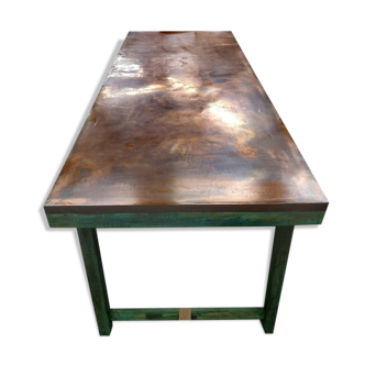 Table made of wood and foldable metal