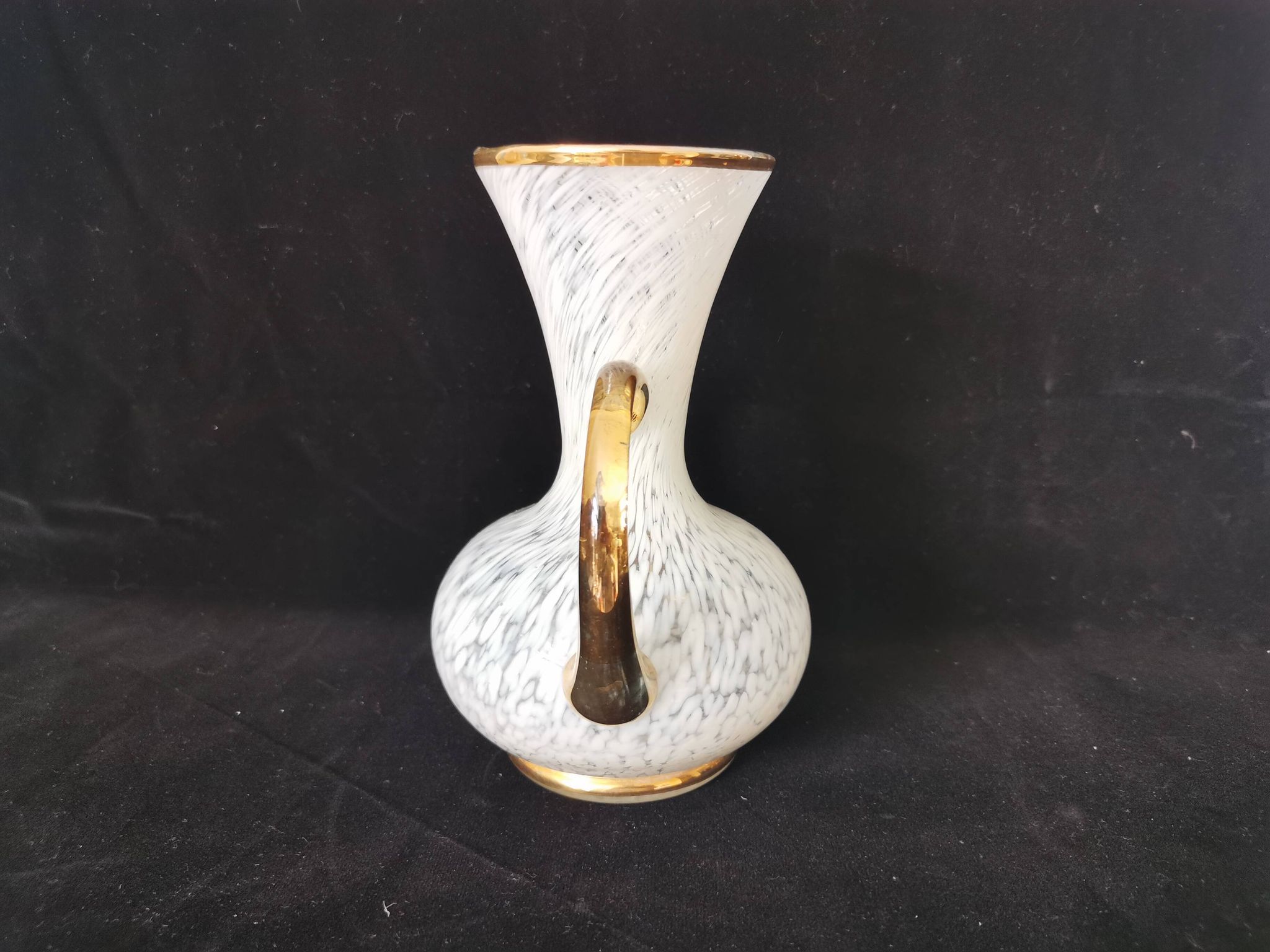 vase en verre de clichy blanc et doré