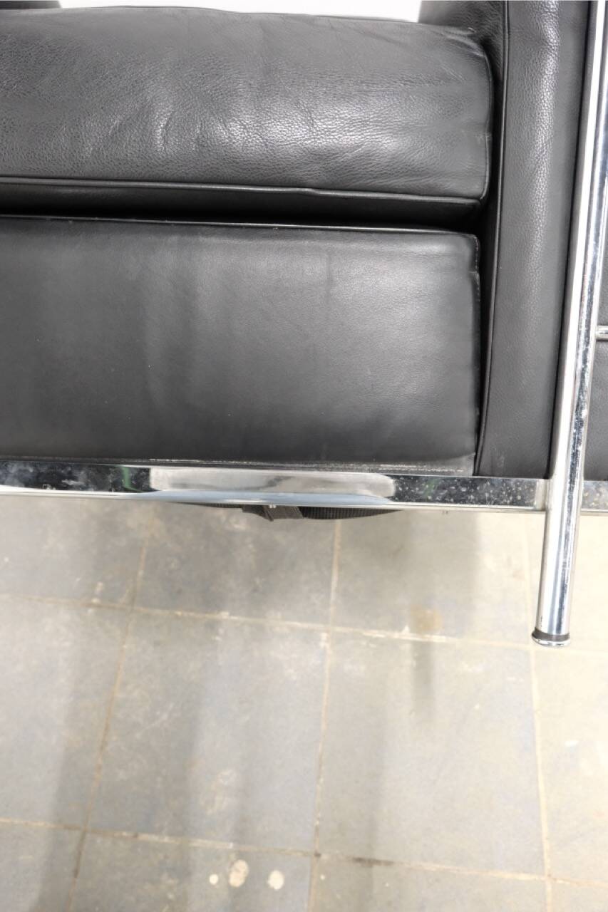 LC2 armchair in black leather – Design Le Corbusier, Pierre Jeanneret & Charlotte Perriand