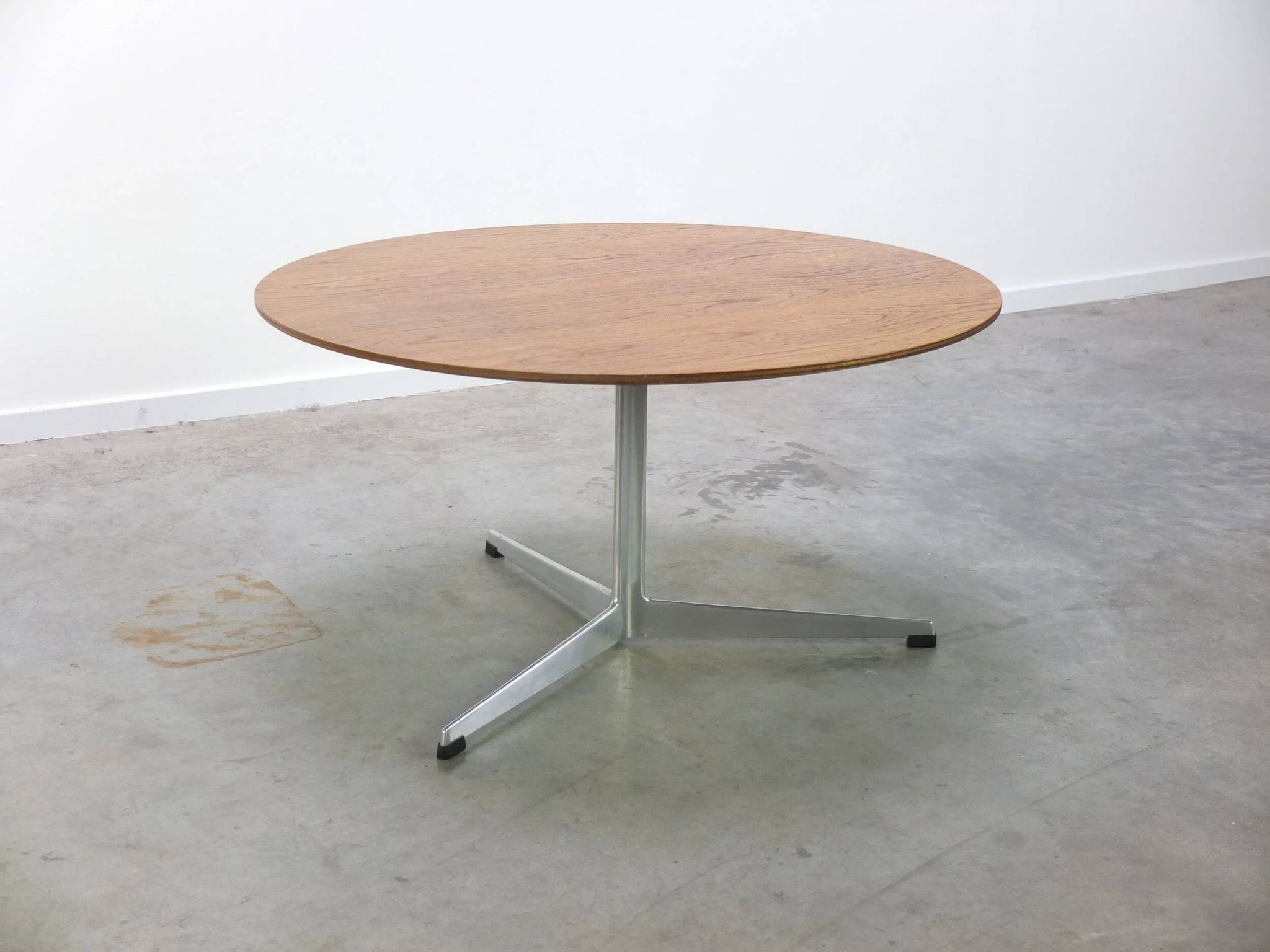 Circular coffee table in oak by Arne Jacobsen for Fritz Hansen, 1960s
