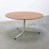 Circular coffee table in oak by Arne Jacobsen for Fritz Hansen, 1960s