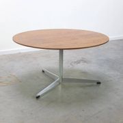 Circular coffee table in oak by Arne Jacobsen for Fritz Hansen, 1960s