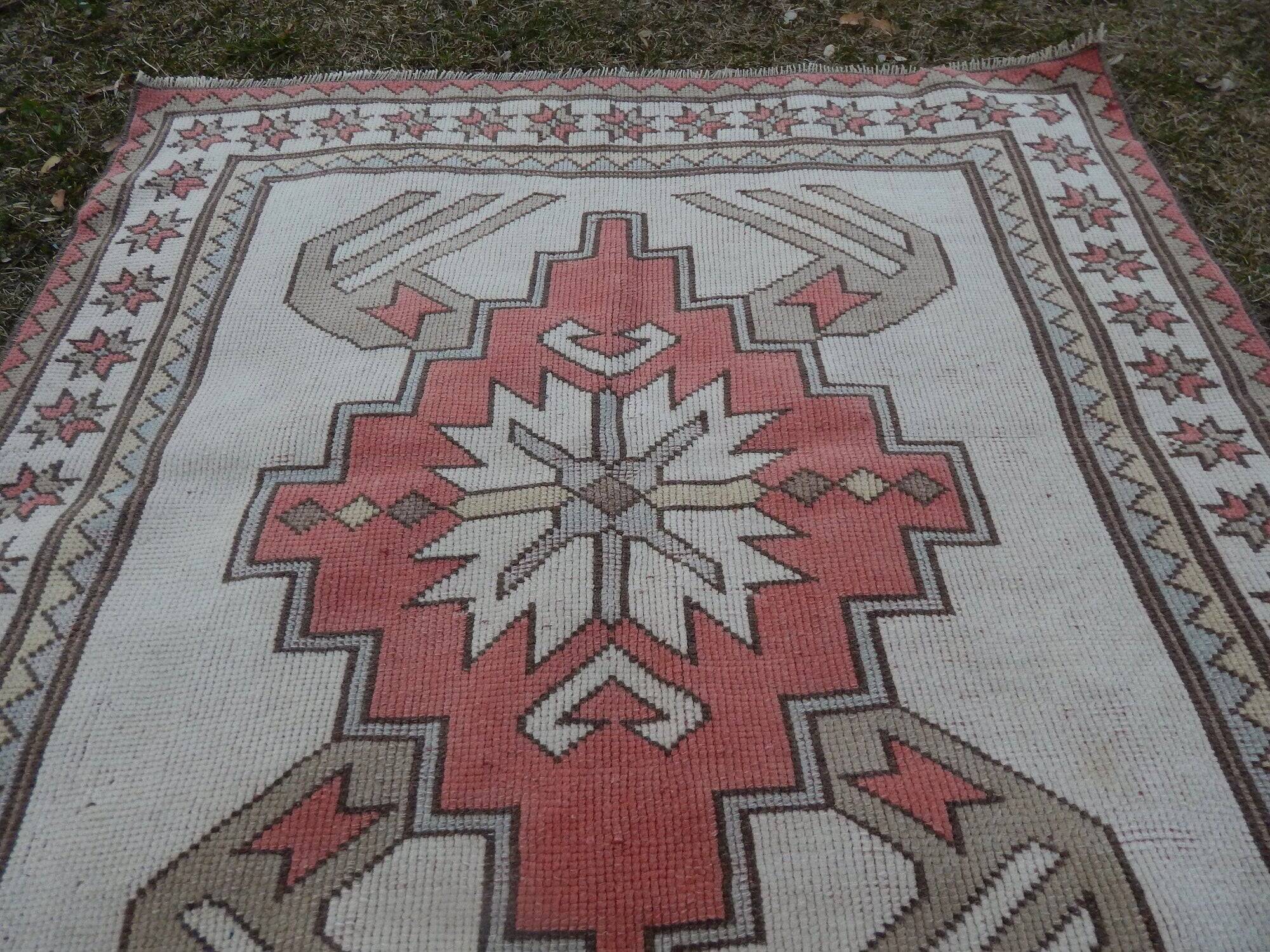 Vintage handmade Turkish rug 116x122 cm