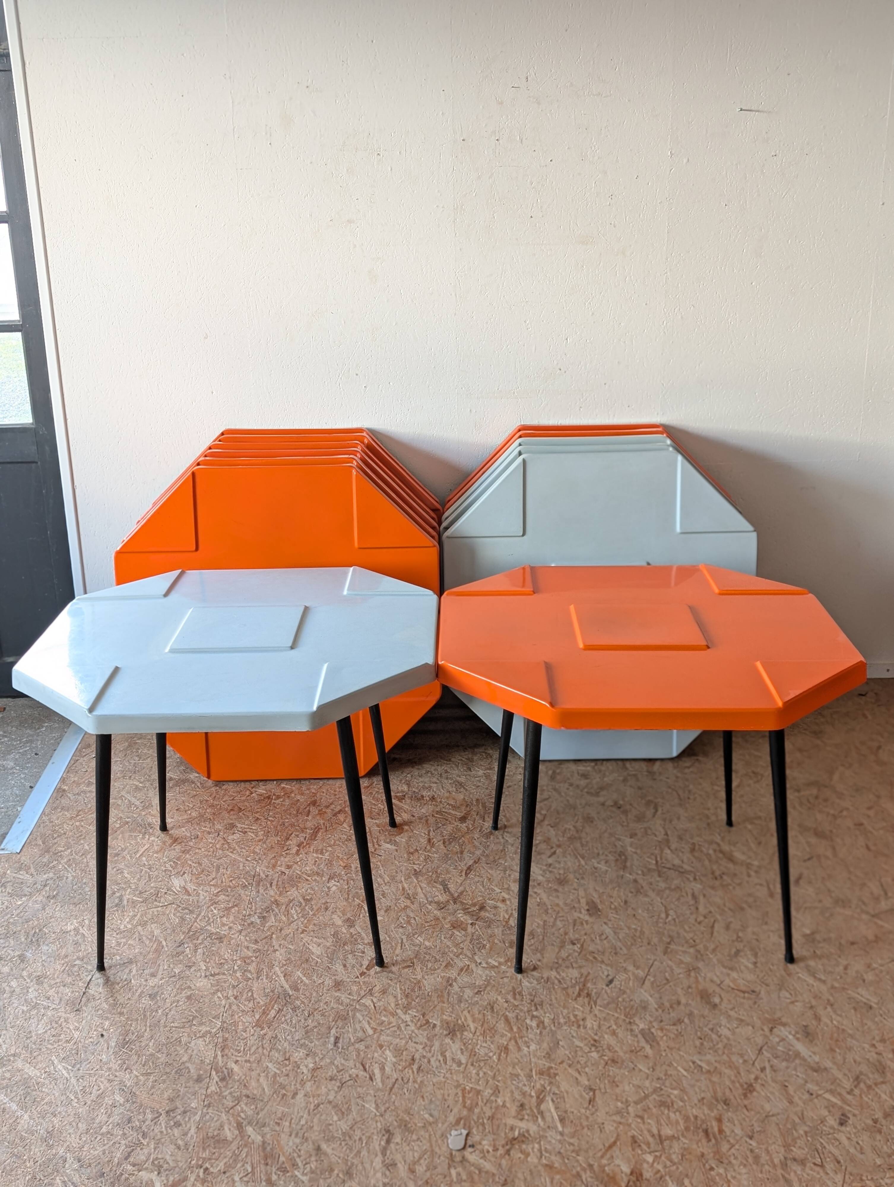 Set of 15 fibreglass tables from the 70s (11 orange and 4 grey) space age