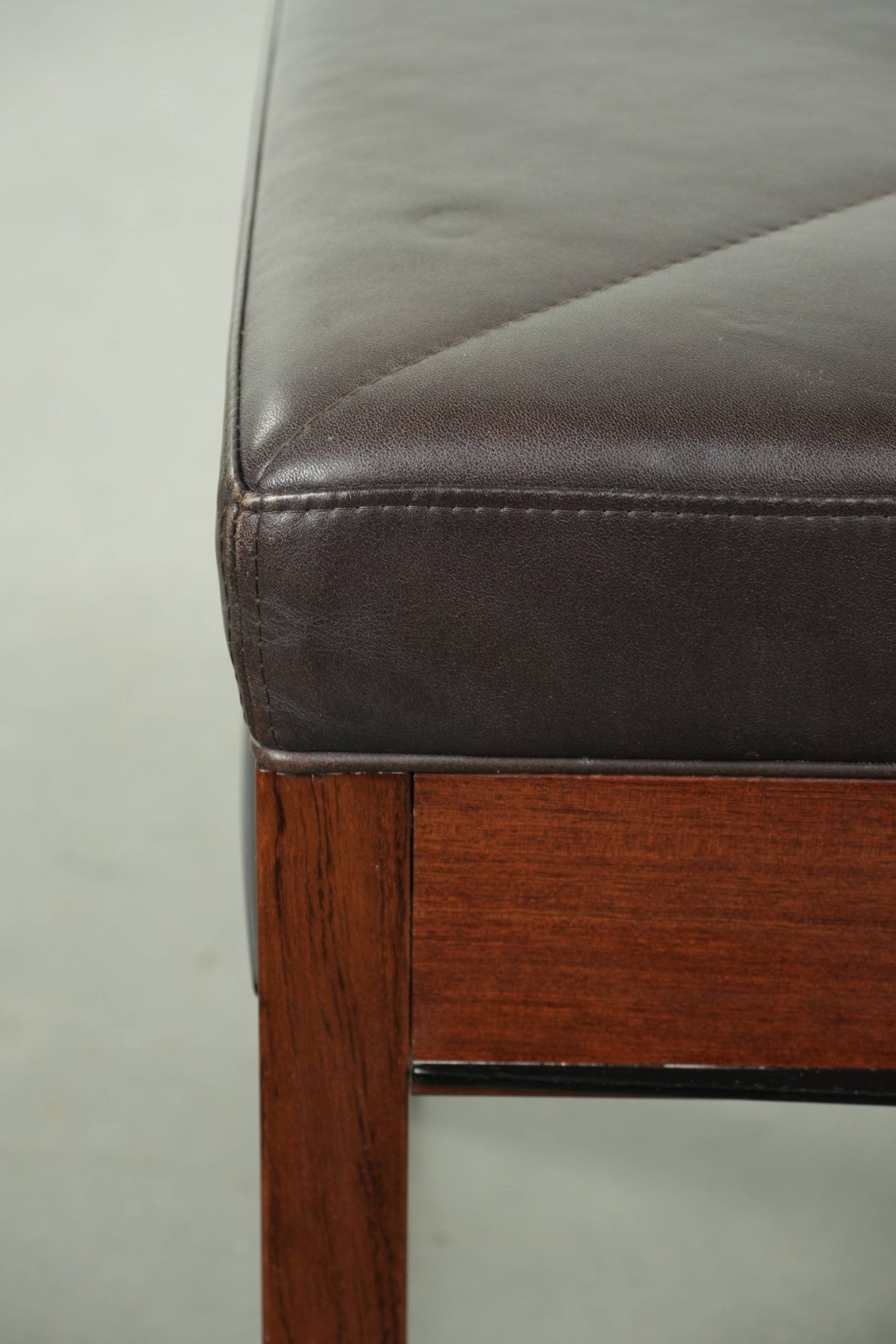 Pouf/tabouret en cuir marron chocolat au design Art Déco