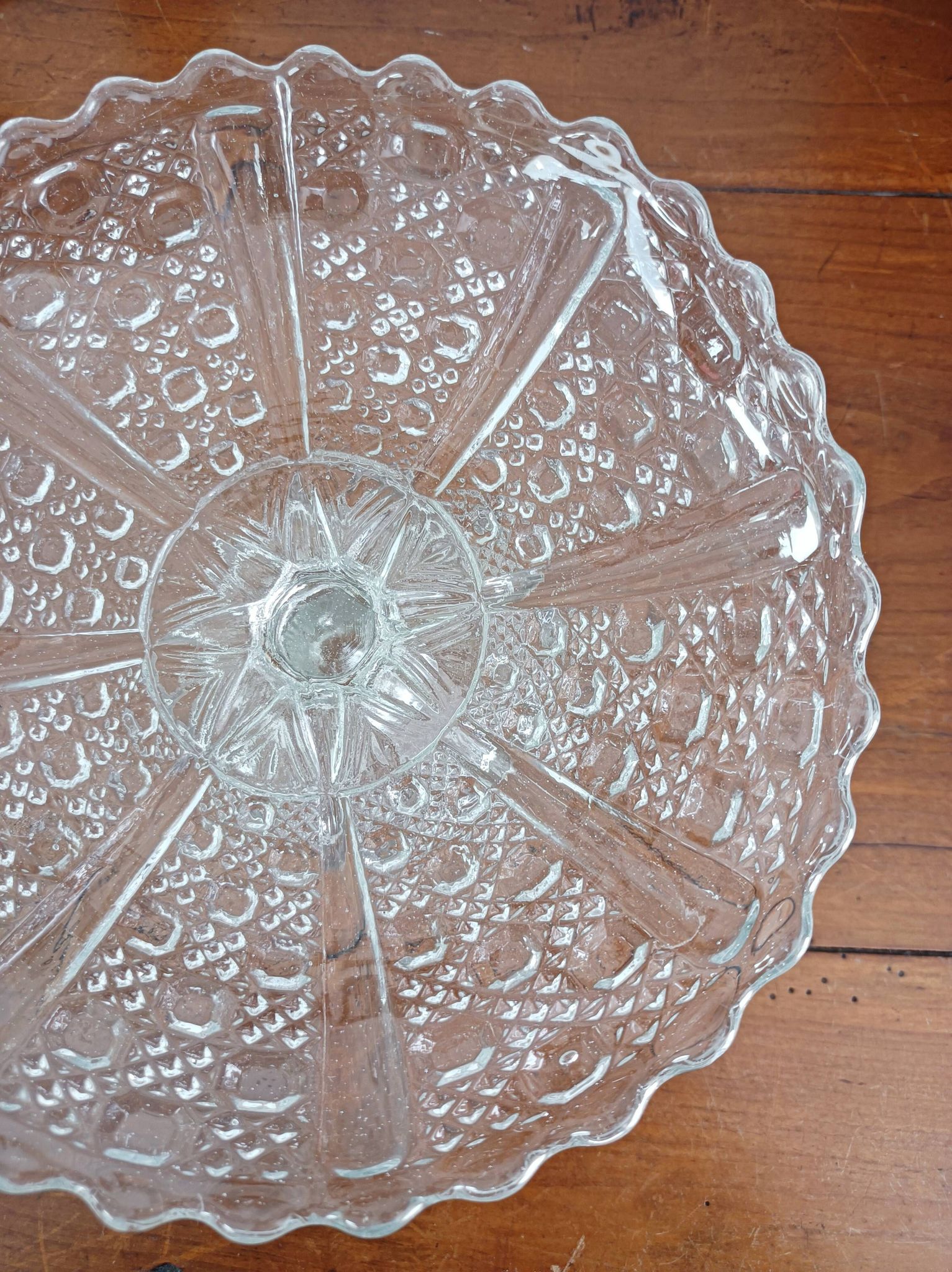 Glass fruit bowl on foot