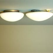 Paire de lampes murales ou de plafond en verre blanc Art Déco