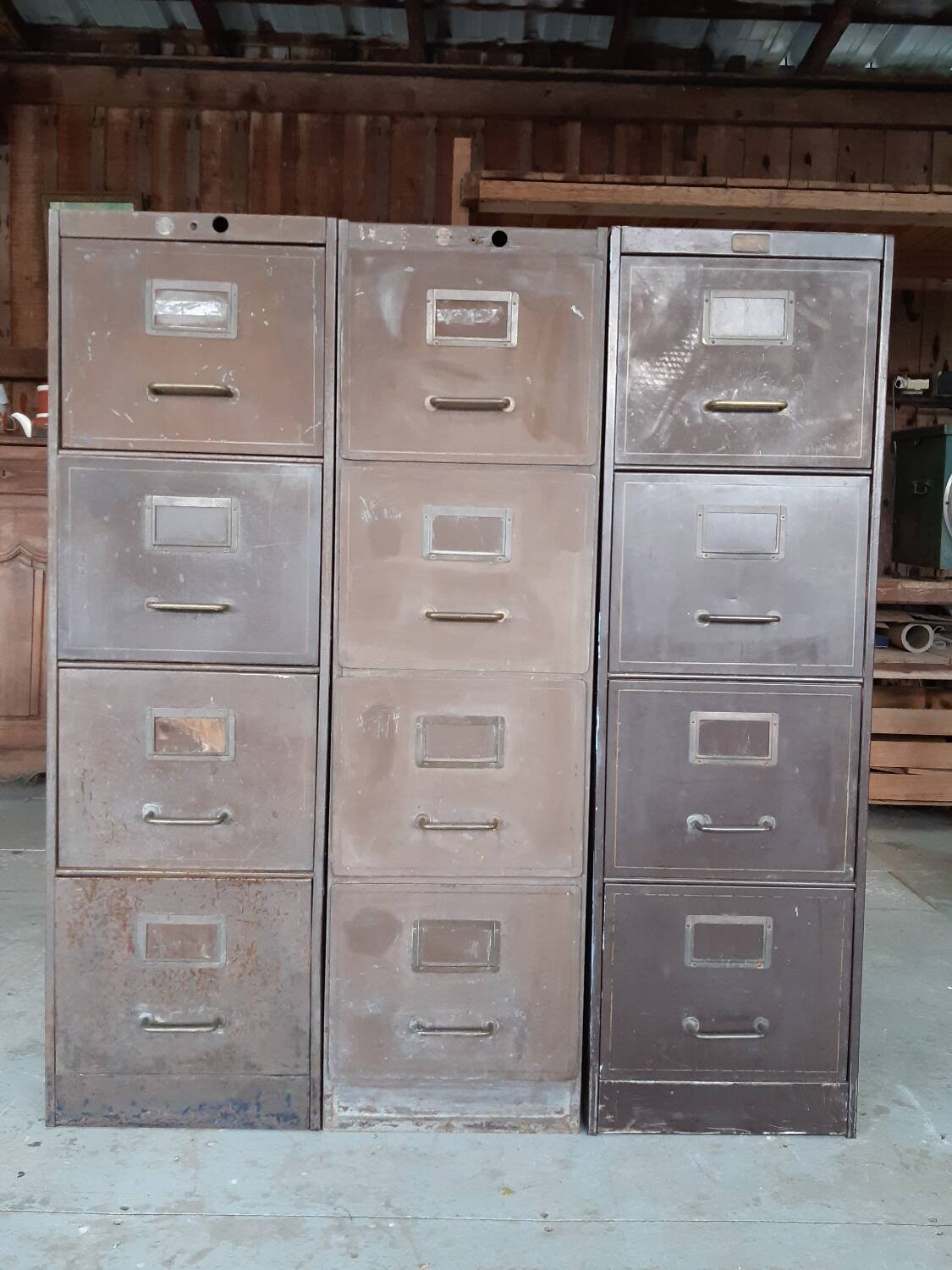 Lot de casiers industriels à tiroirs.