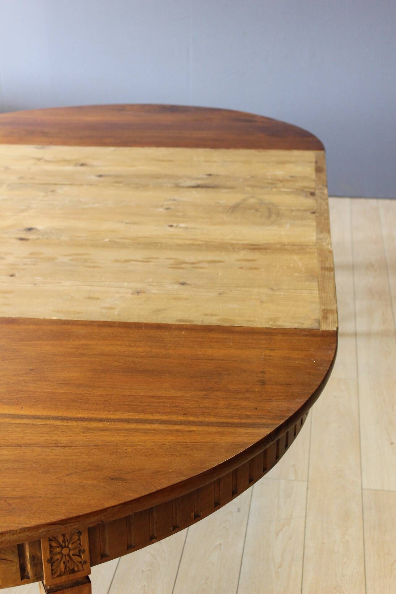 Louis XVI belt table with extensions in walnut, 19th century.