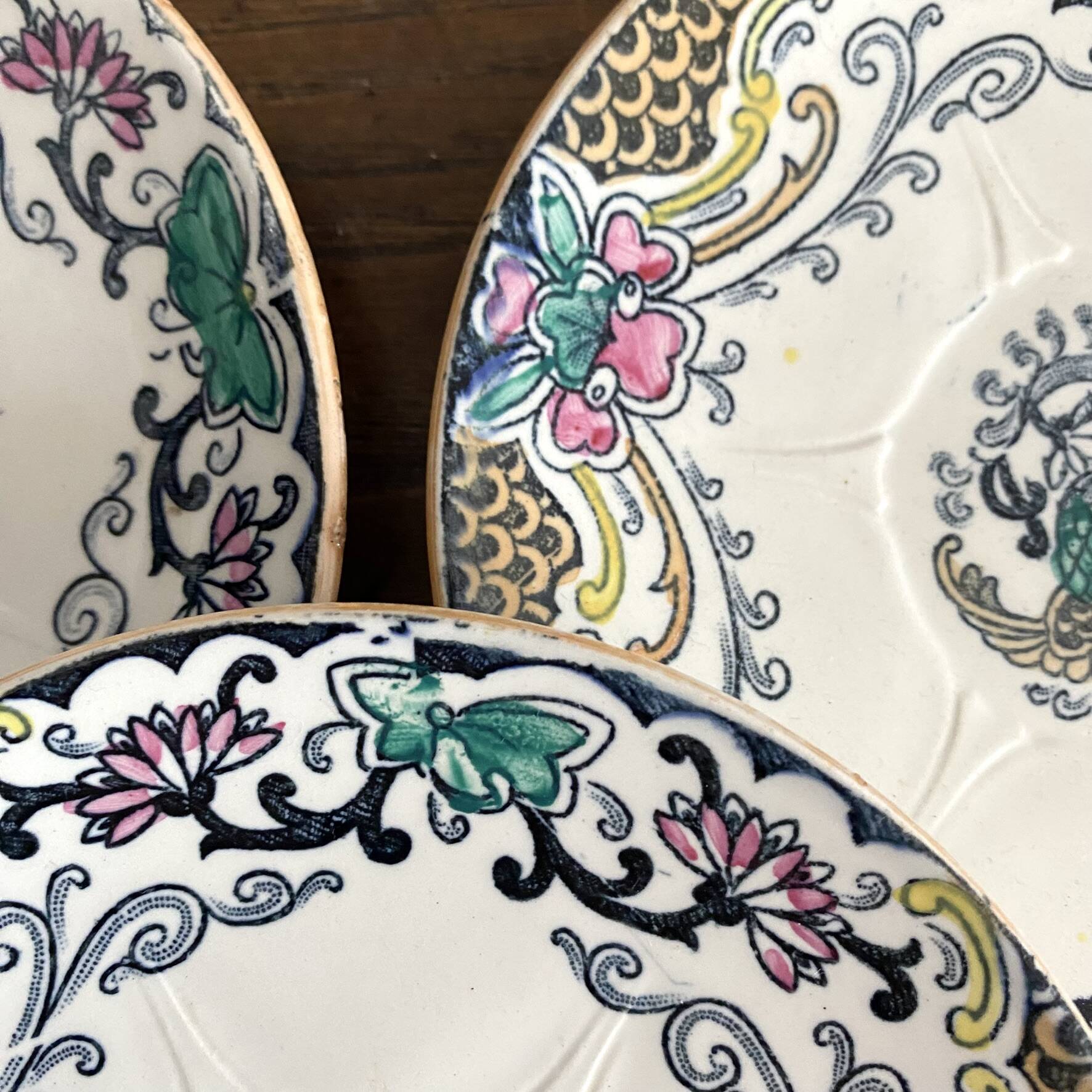 Assiettes en terre de fer polychrome Longwy modèle "chinois"