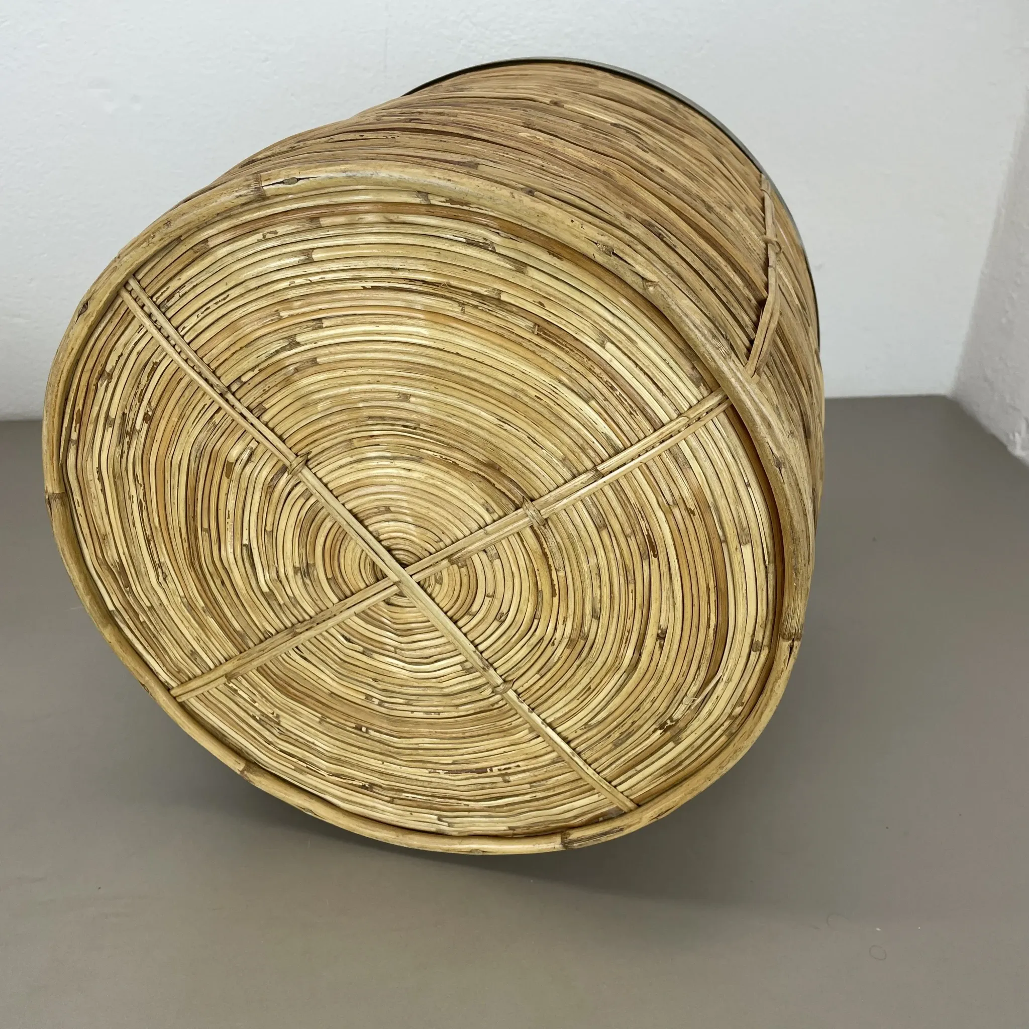 xl 31 cm, rare rattan and brass waste basket in the Crespi-Albini style, Italy 1970