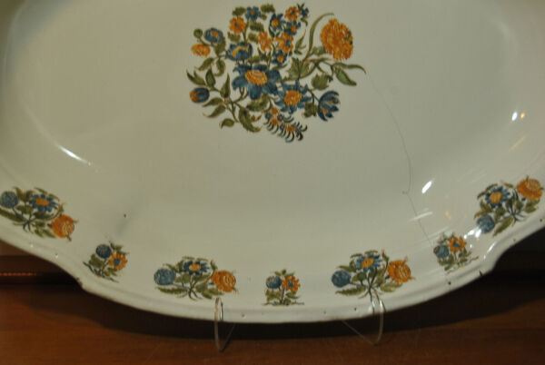 Plat bassin aiguière faïence Moustiers Sud France 18e siècle fleur solanée