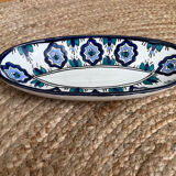 Plat ovale en porcelaine à motifs