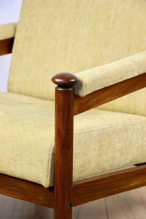 Fauteuil vintage PRL classique style loft des années 70 jaune crème doré