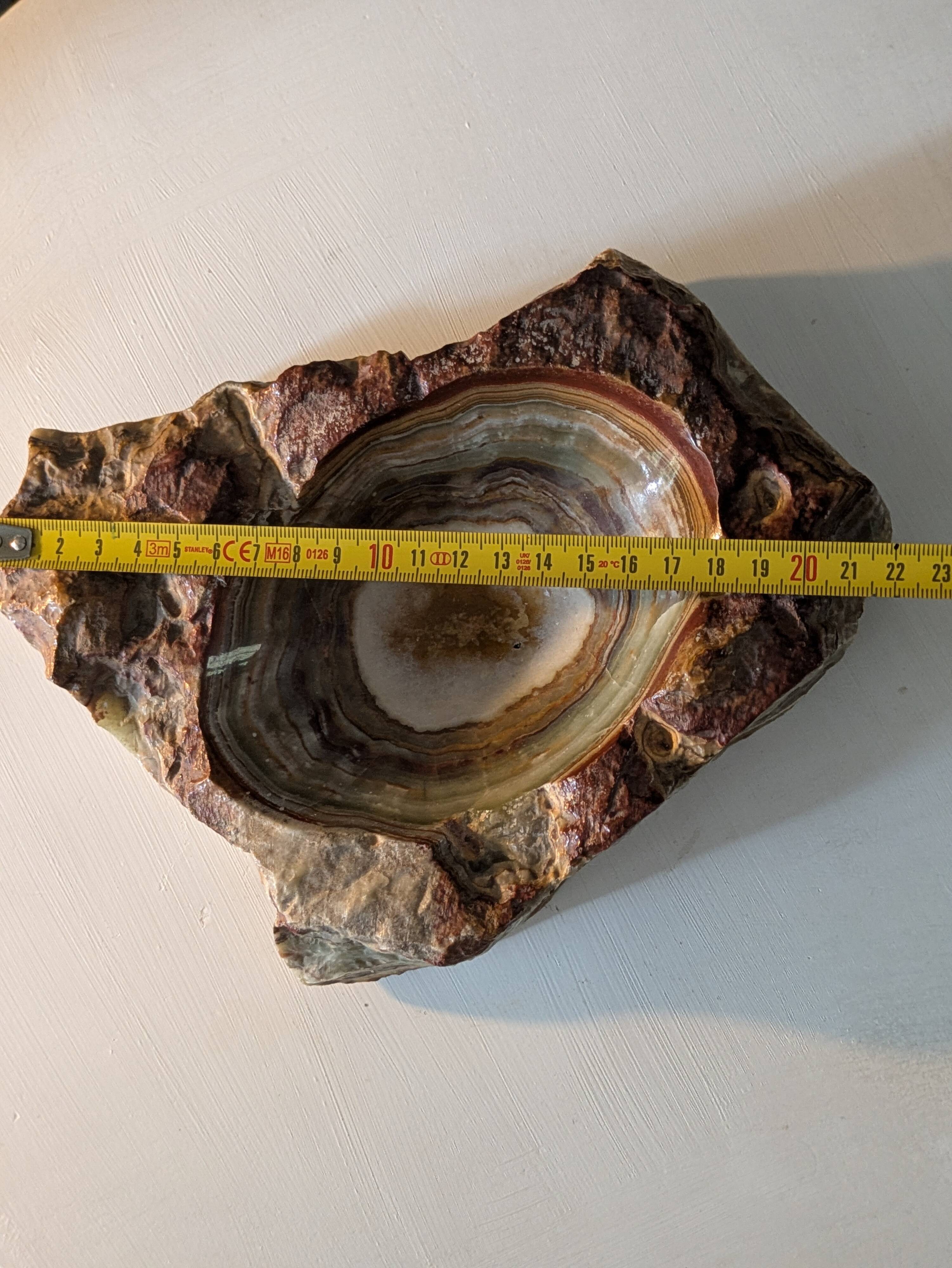 Vintage brutalist ashtray / catch-all in veined onyx and quartz – 1970s