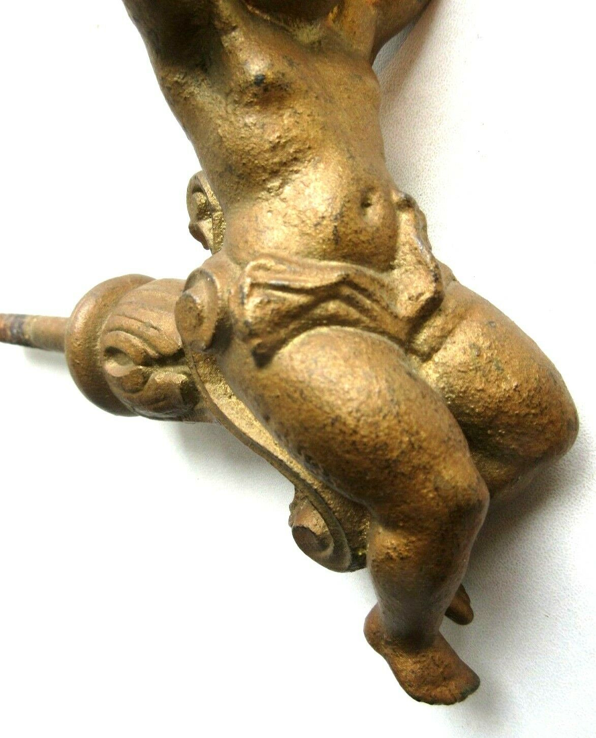 Applique Napoléon III, fonte peinte dorée, Chérubin tenant la lumière